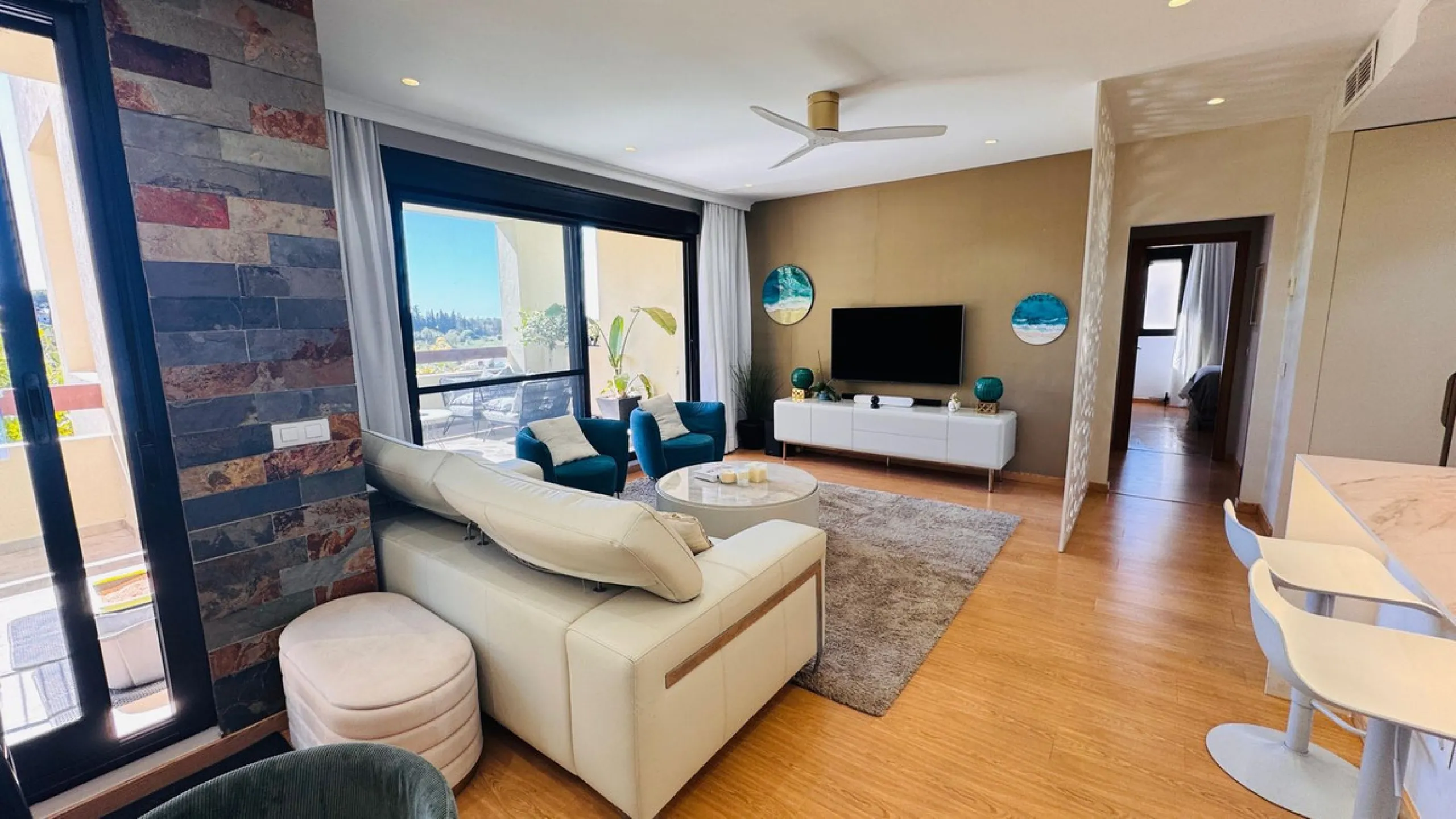 Vollständig renovierte 2-Zimmer-Wohnung mit großer 40-m²-Terrasse – Selwo, Estepona