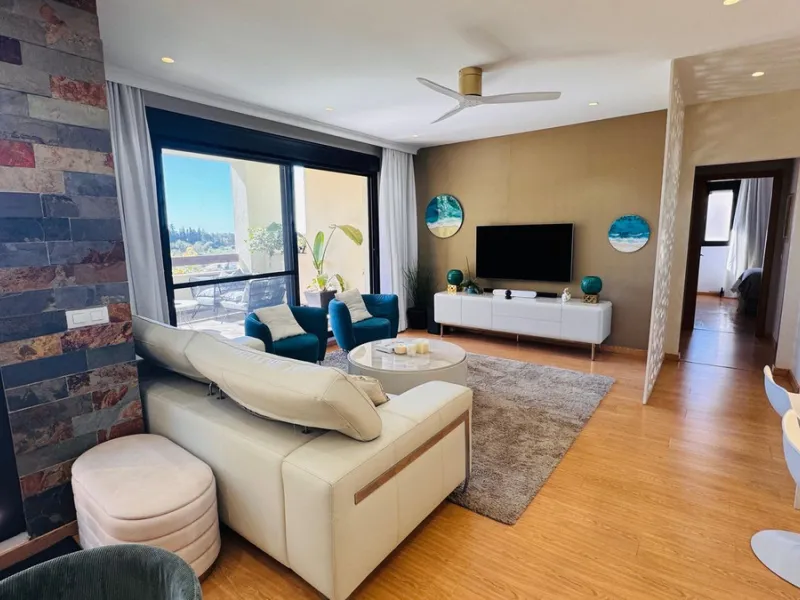 Vollständig renovierte 2-Zimmer-Wohnung mit großer 40-m²-Terrasse – Selwo, Estepona