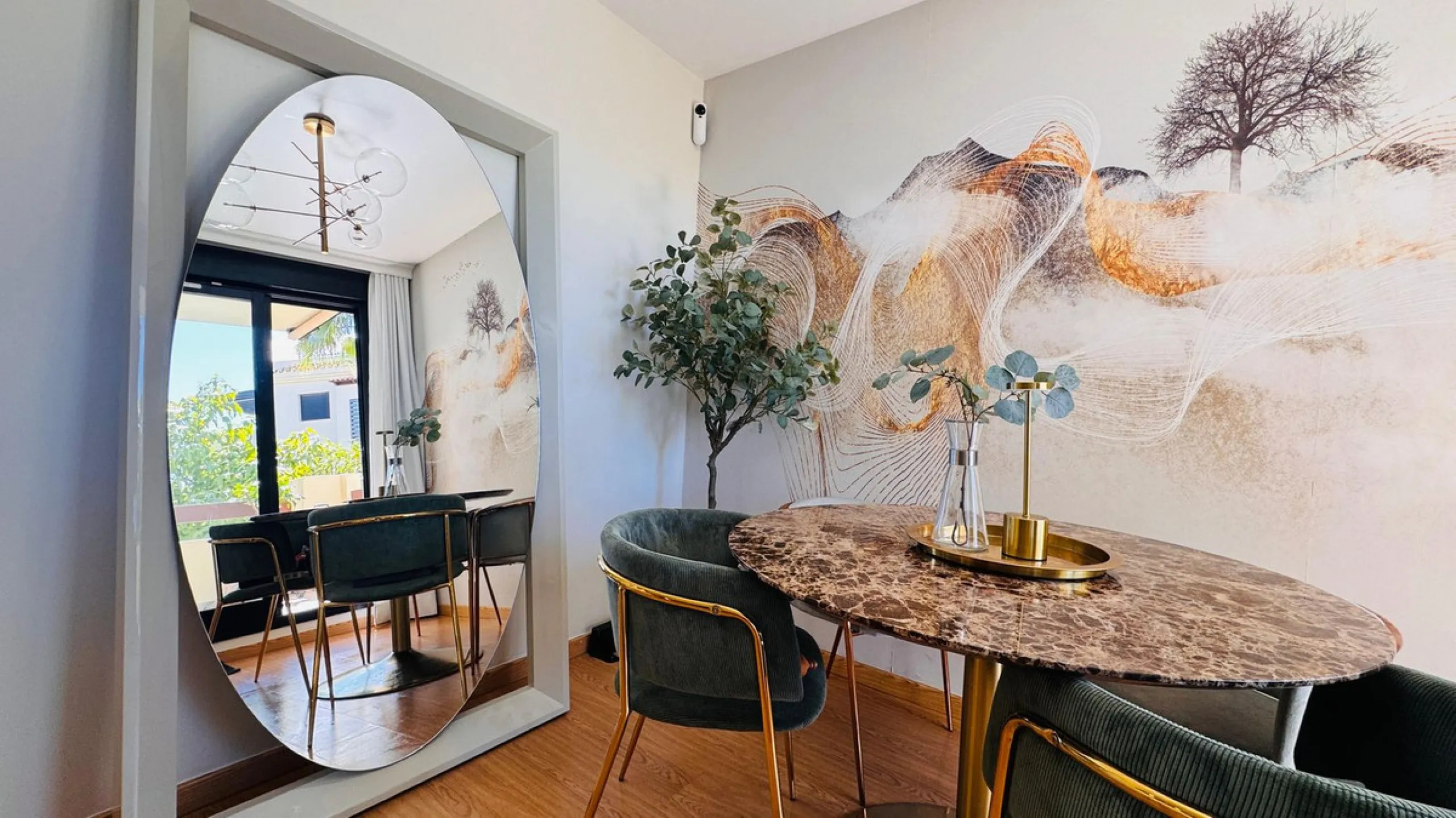 Vollständig renovierte 2-Zimmer-Wohnung mit großer 40-m²-Terrasse – Selwo, Estepona