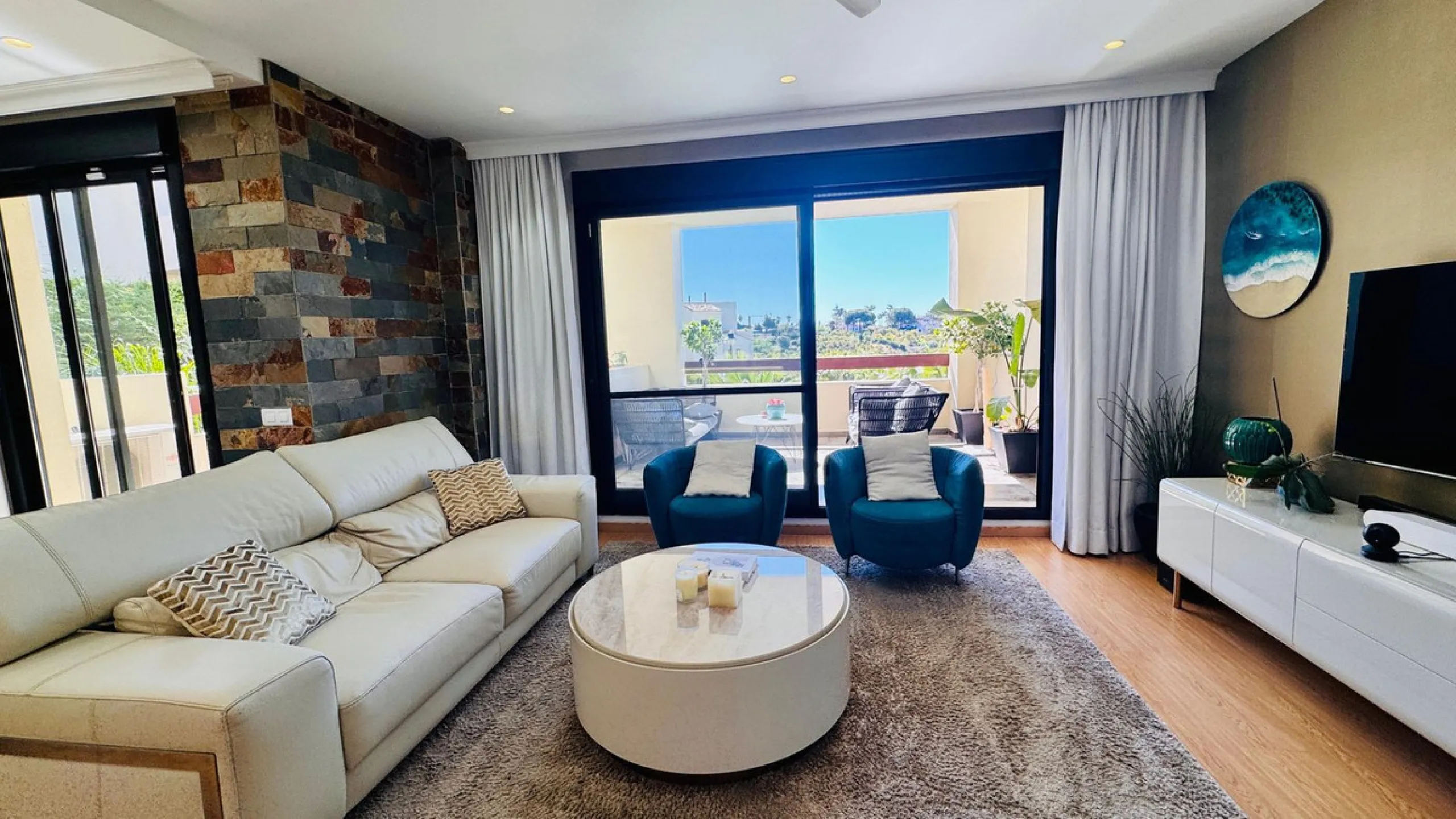 Vollständig renovierte 2-Zimmer-Wohnung mit großer 40-m²-Terrasse – Selwo, Estepona