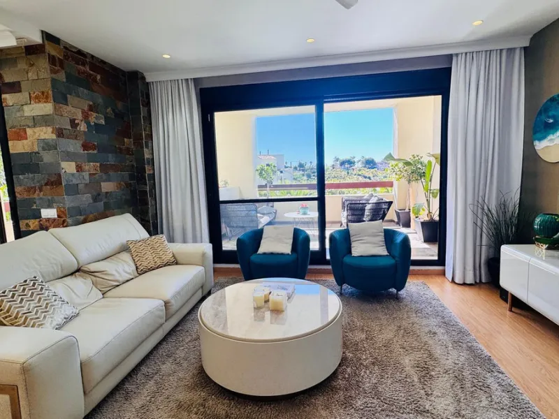 Vollständig renovierte 2-Zimmer-Wohnung mit großer 40-m²-Terrasse – Selwo, Estepona
