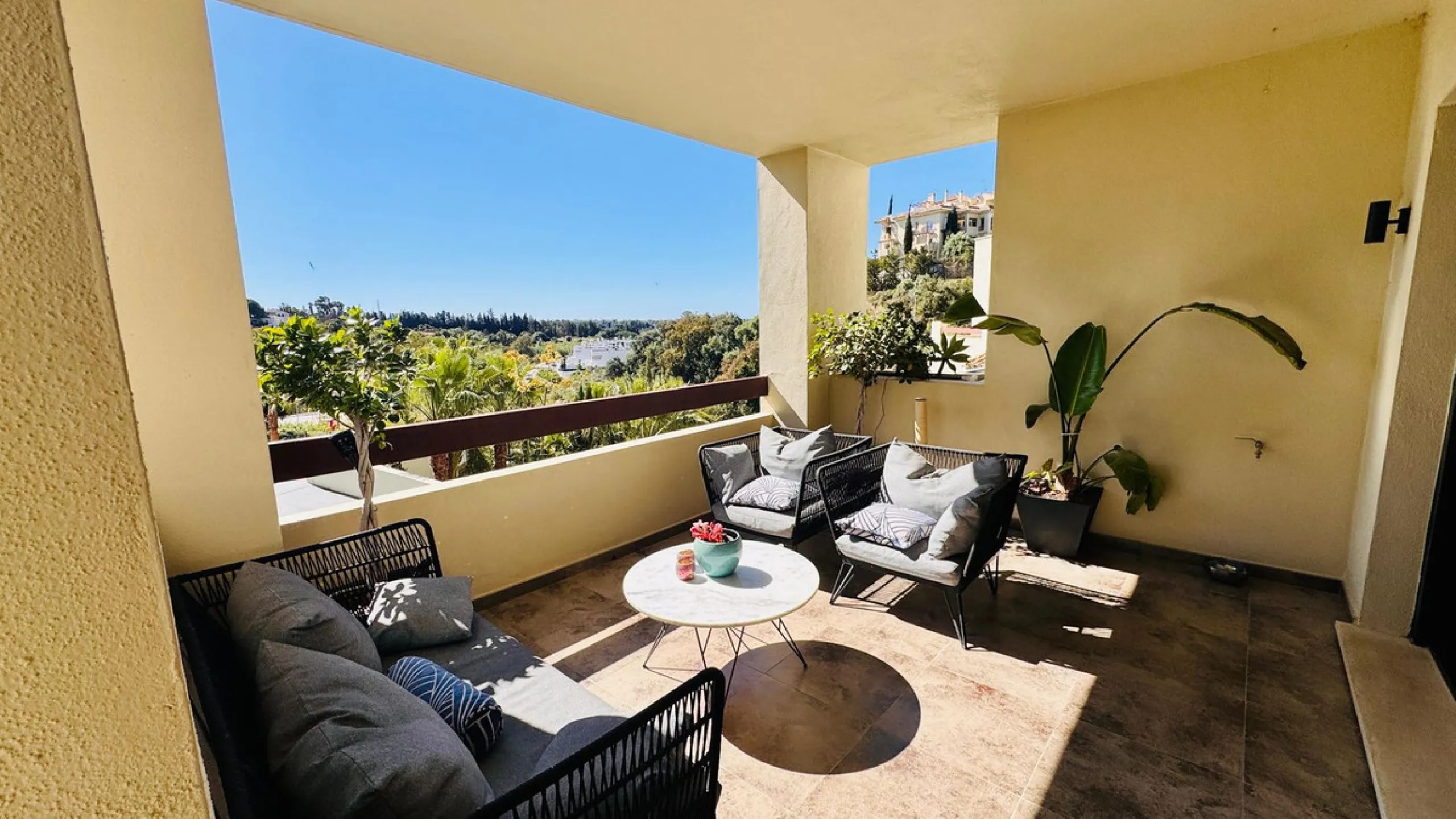 Vollständig renovierte 2-Zimmer-Wohnung mit großer 40-m²-Terrasse – Selwo, Estepona