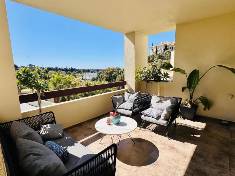 Vollständig renovierte 2-Zimmer-Wohnung mit großer 40-m²-Terrasse – Selwo, Estepona