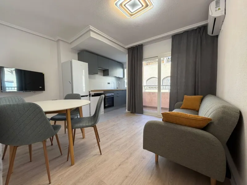 Encantador Apartamento Reformado en Playa del Cura, Torrevieja por €157.900