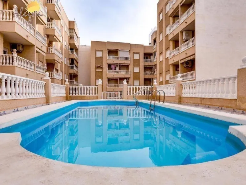 Amplio Apartamento en Torrevieja - Oportunidad de Reforma a Solo €149,000