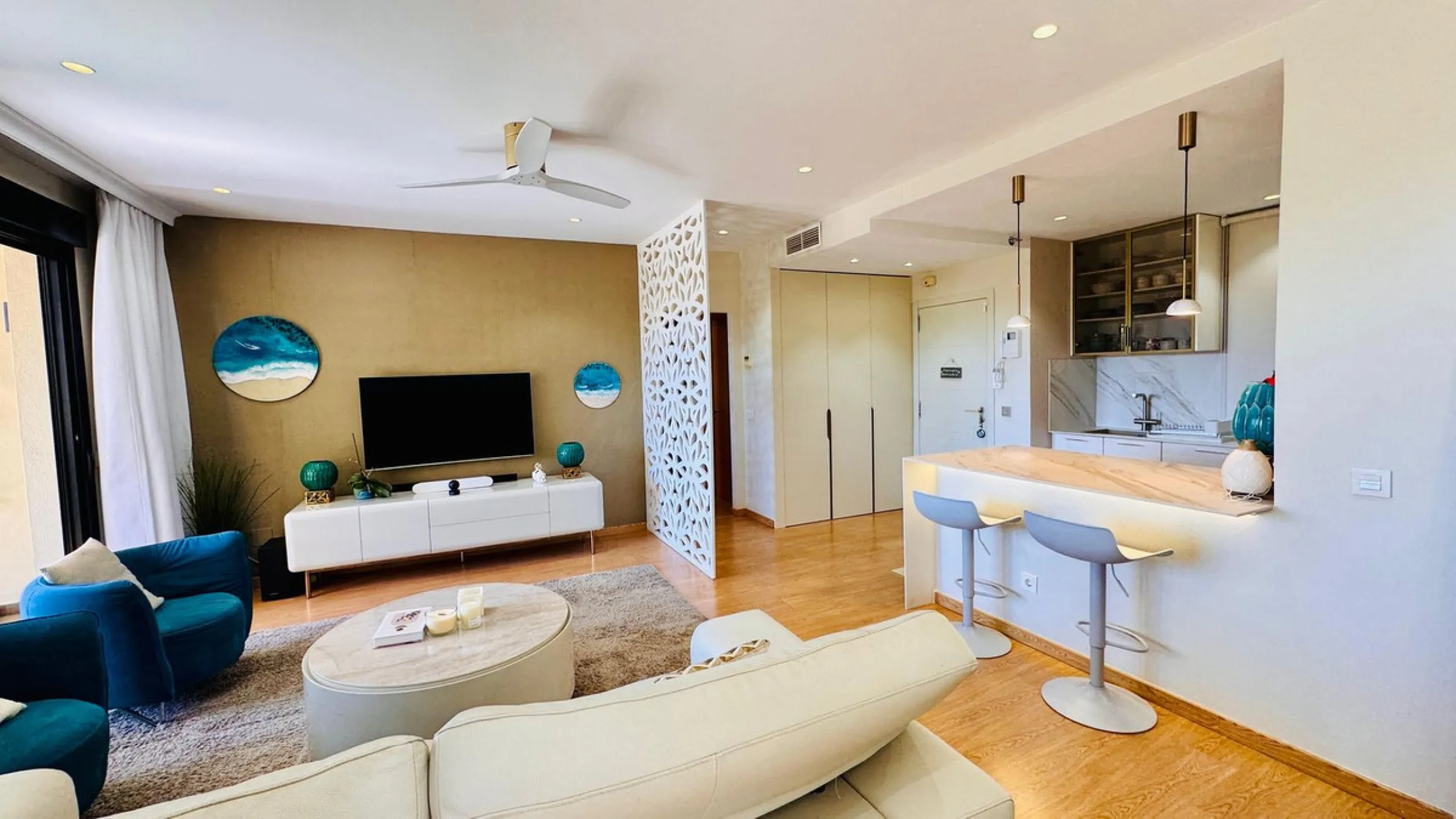 Vollständig renovierte 2-Zimmer-Wohnung mit großer 40-m²-Terrasse – Selwo, Estepona