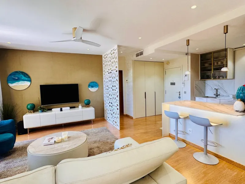 Vollständig renovierte 2-Zimmer-Wohnung mit großer 40-m²-Terrasse – Selwo, Estepona