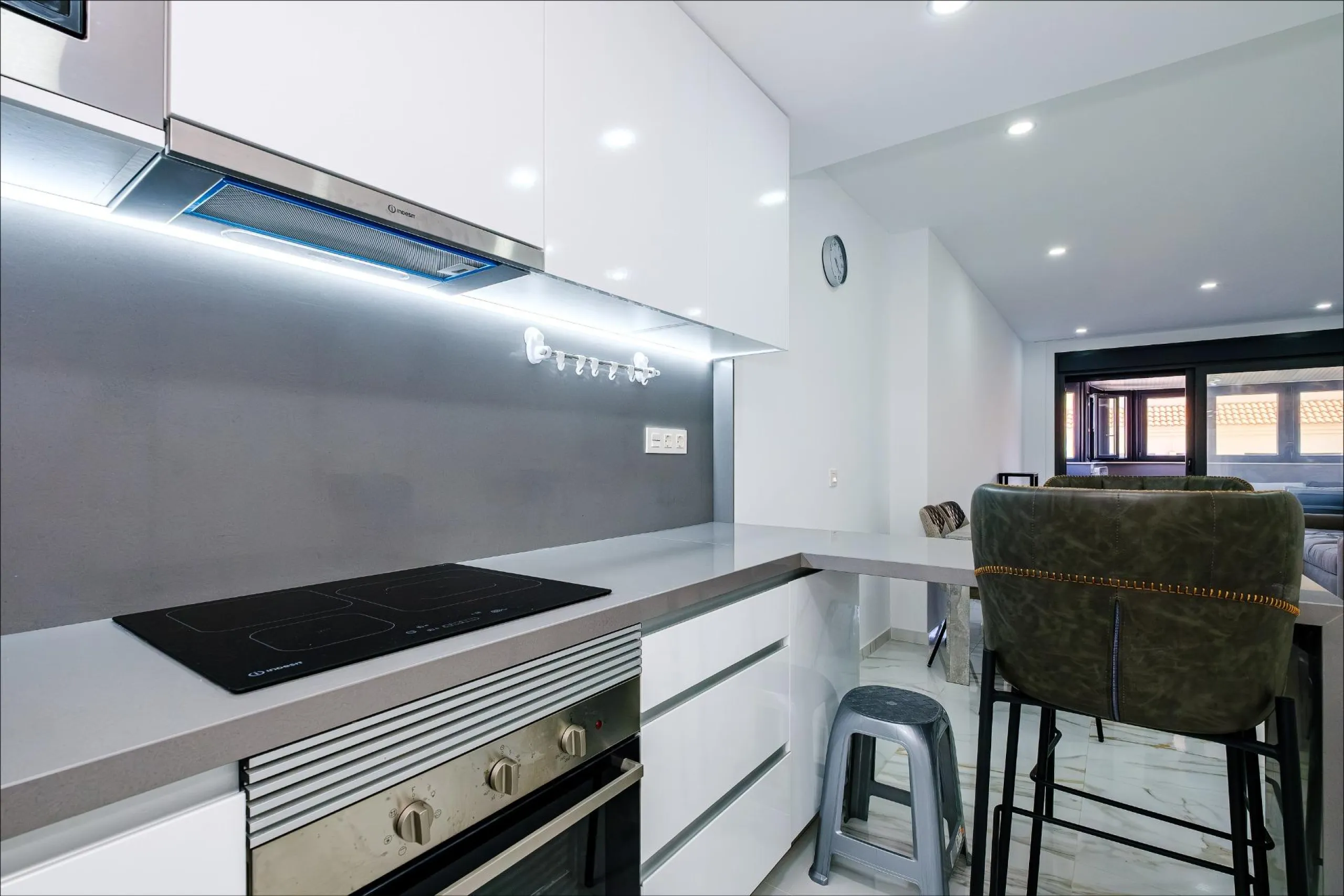 Exclusive Penthouse by the Sea with Two Guest Studios