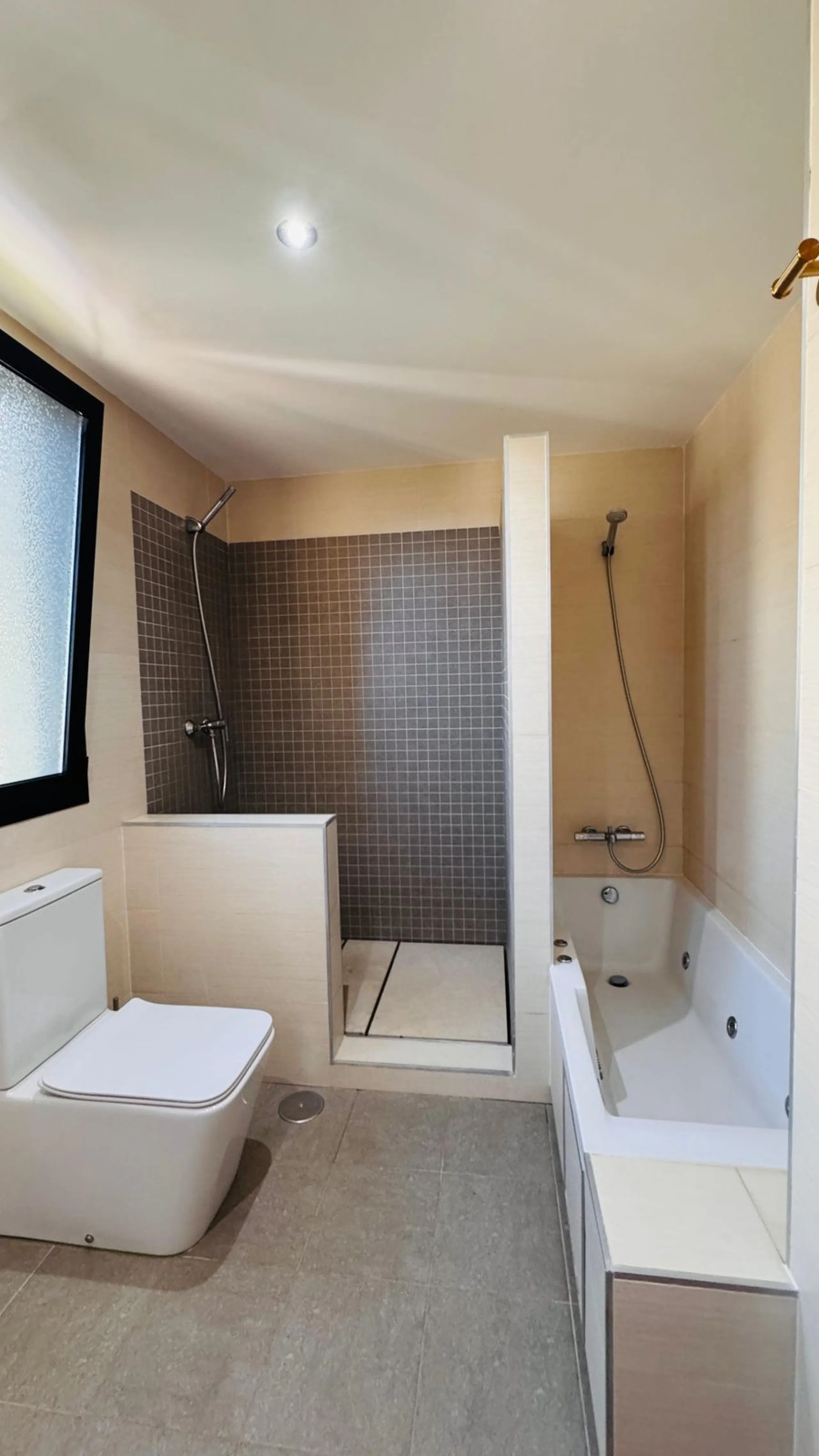 Vollständig renovierte 2-Zimmer-Wohnung mit großer 40-m²-Terrasse – Selwo, Estepona