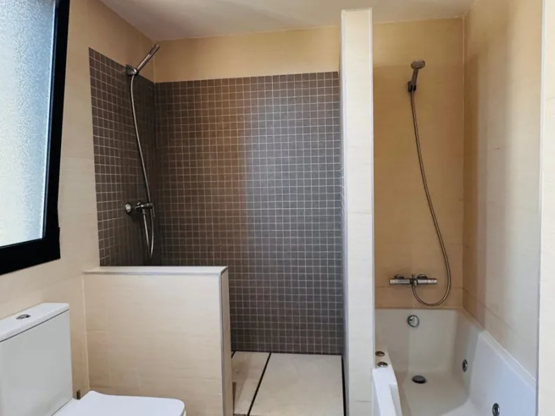 Vollständig renovierte 2-Zimmer-Wohnung mit großer 40-m²-Terrasse – Selwo, Estepona