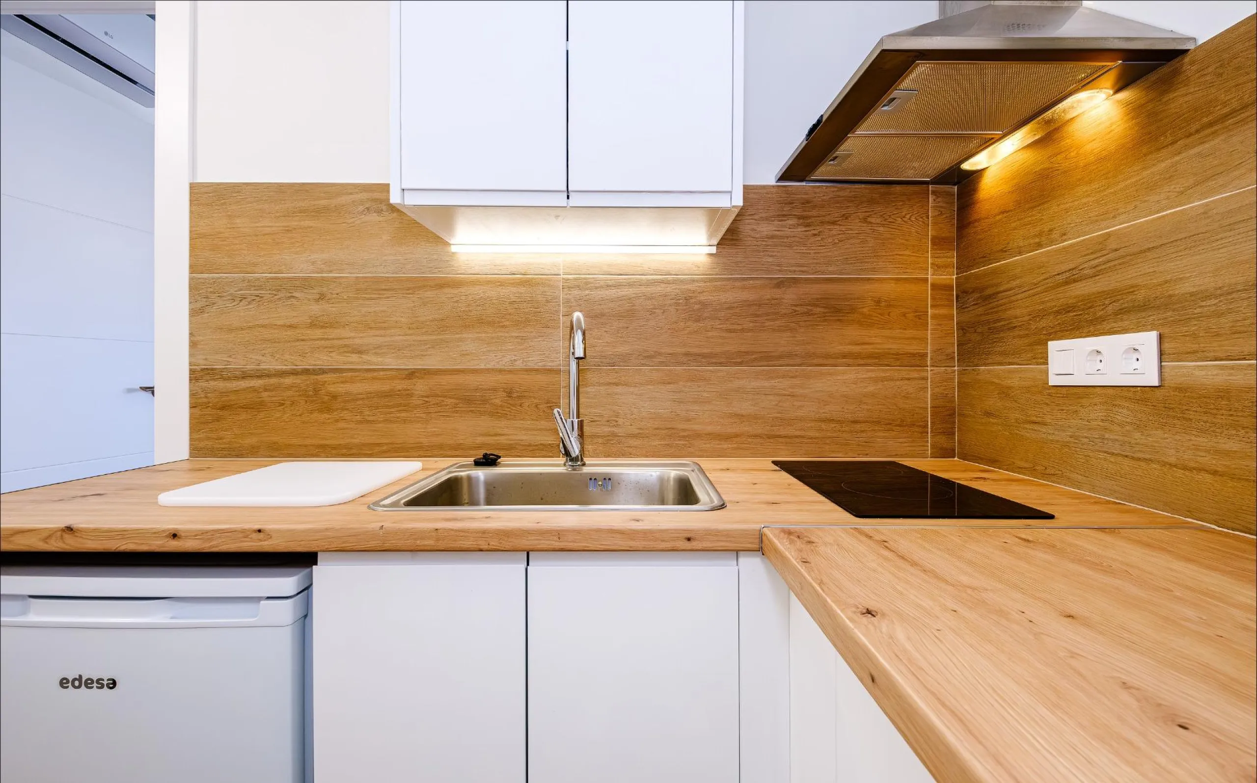 Exclusive Penthouse by the Sea with Two Guest Studios