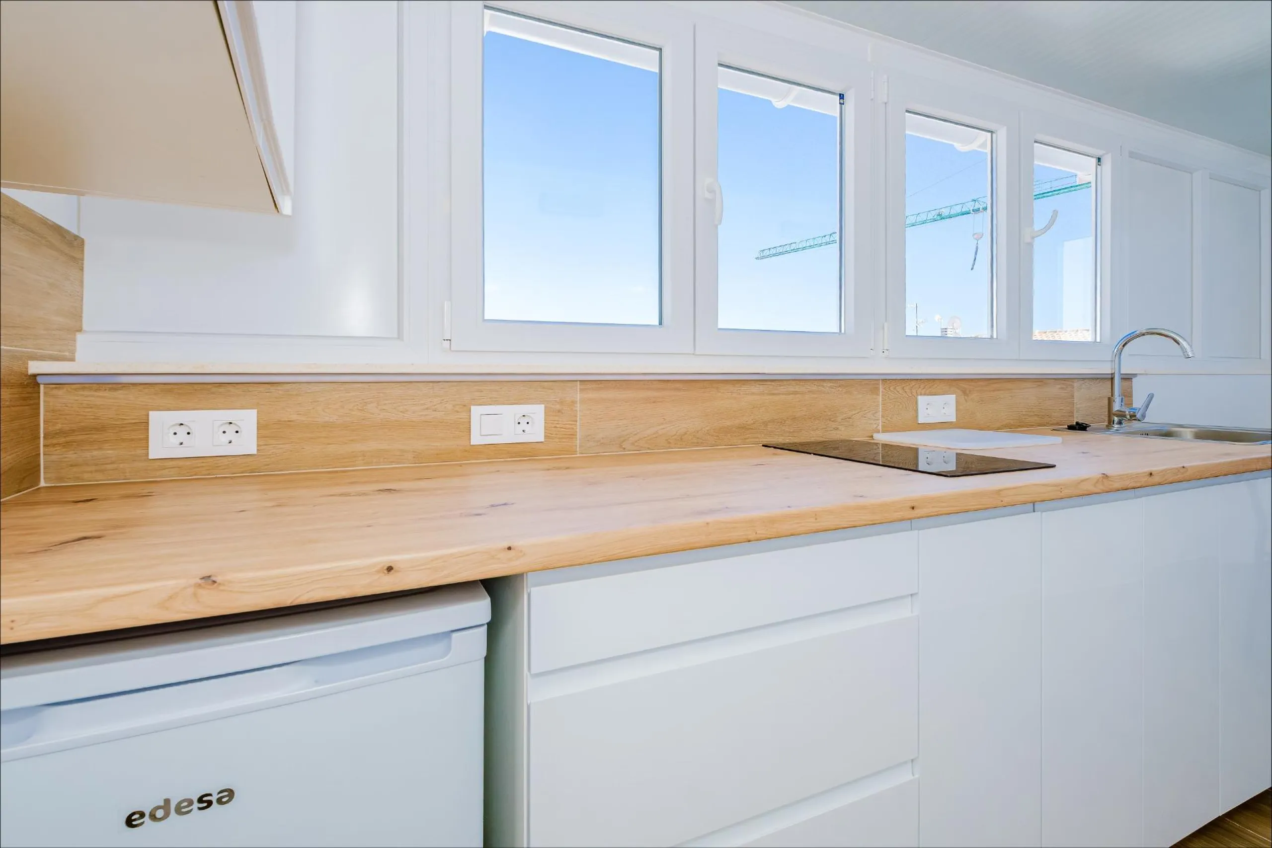 Exclusive Penthouse by the Sea with Two Guest Studios