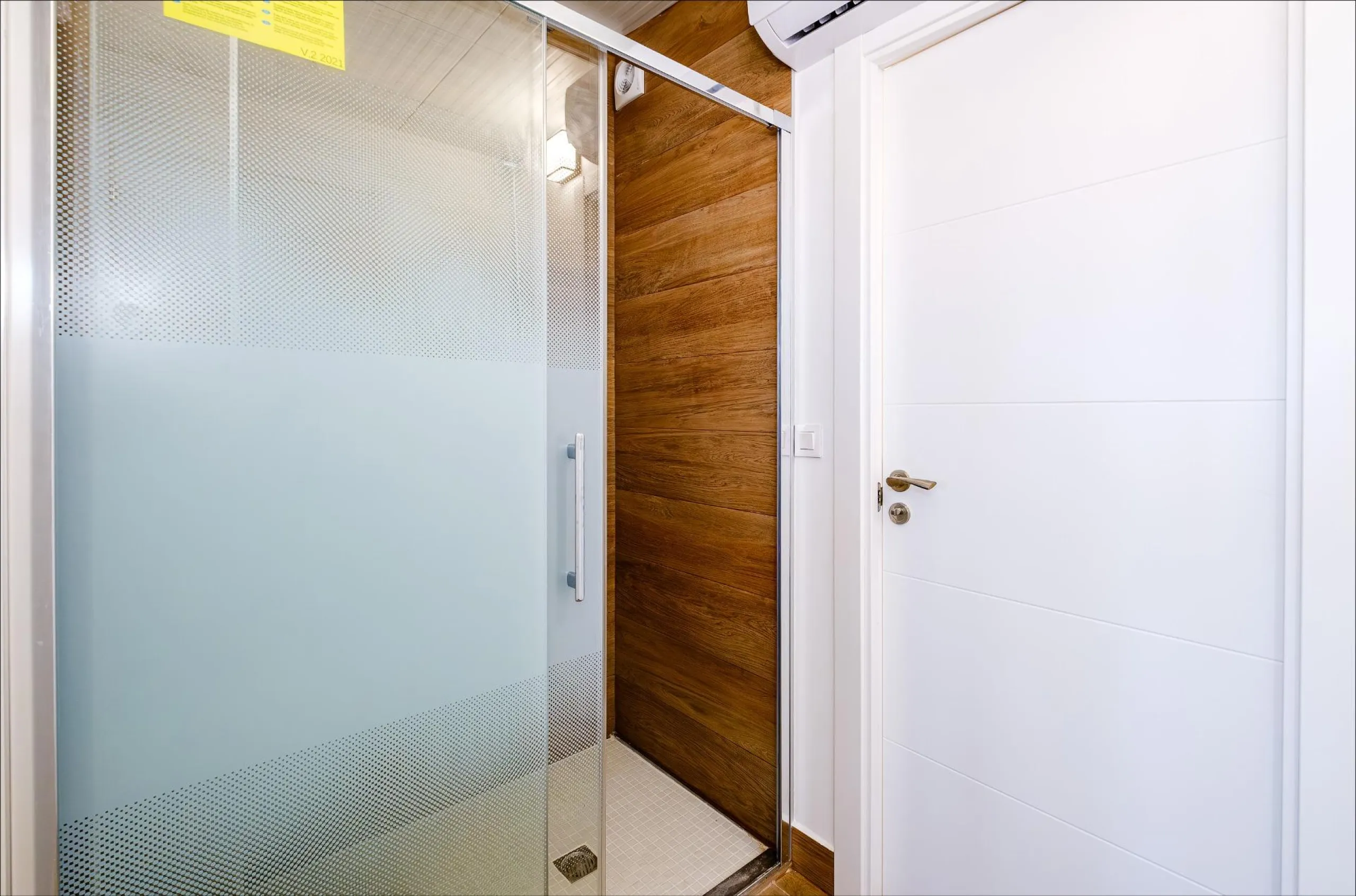 Exclusive Penthouse by the Sea with Two Guest Studios