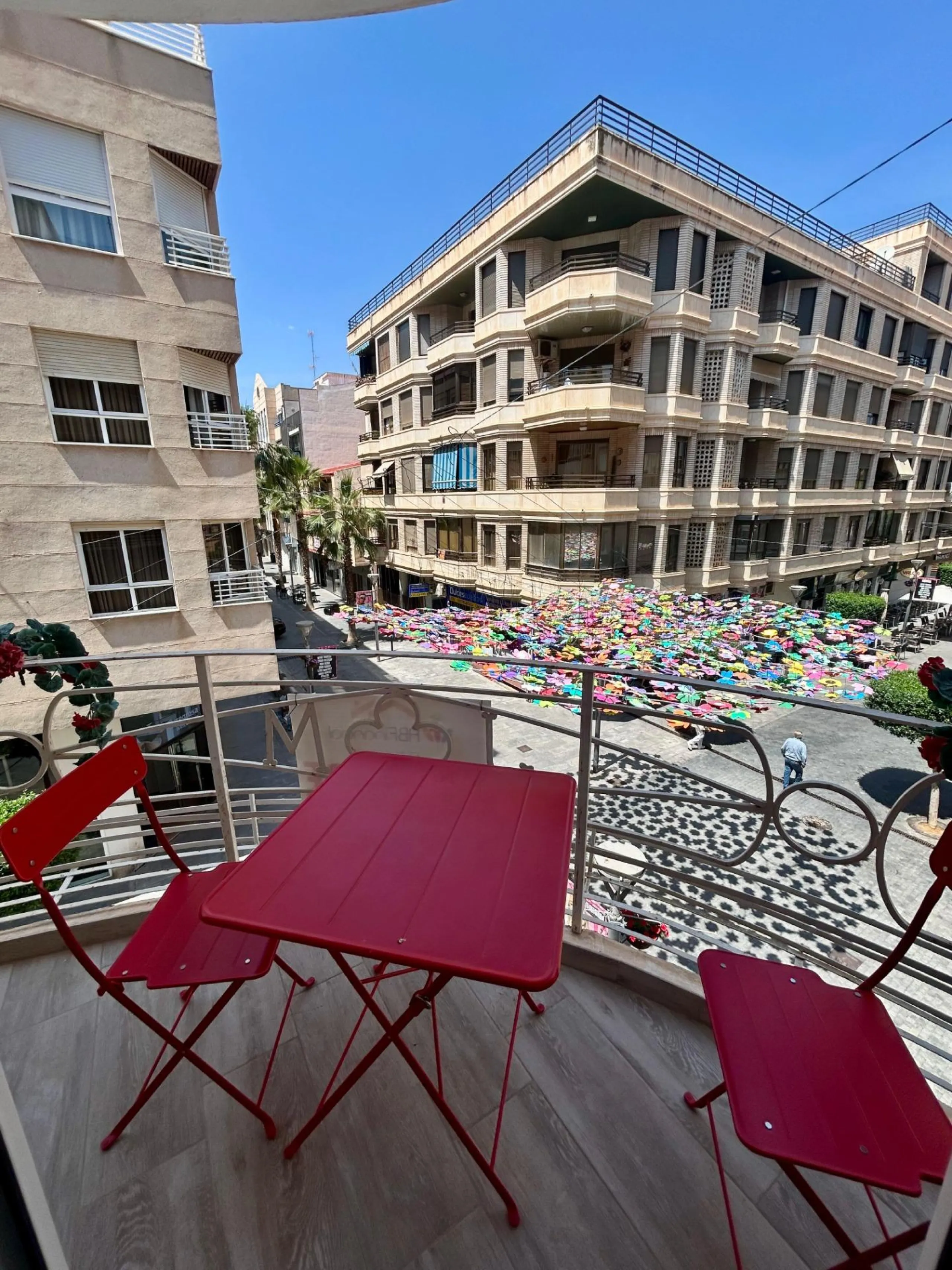 Piso reformado de 3 habitaciones con terraza en pleno centro de Torrevieja I 198.000€