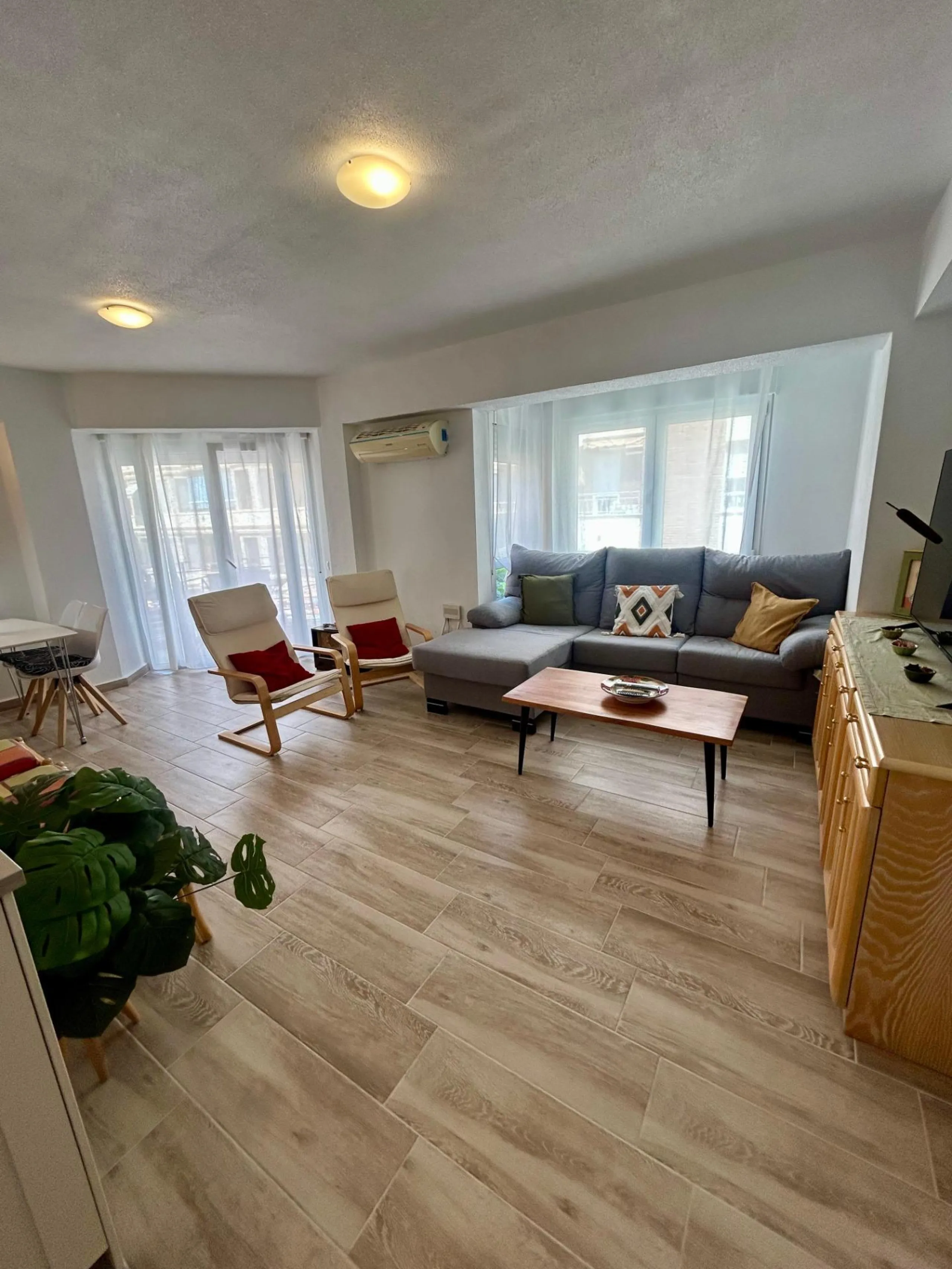 Piso reformado de 3 habitaciones con terraza en pleno centro de Torrevieja I 198.000€