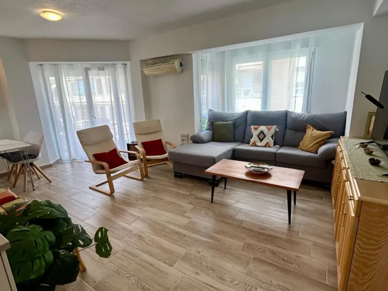 Piso reformado de 3 habitaciones con terraza en pleno centro de Torrevieja I 198.000€