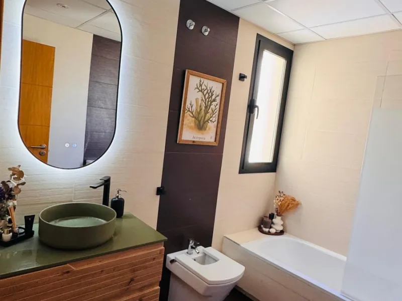 Vollständig renovierte 2-Zimmer-Wohnung mit großer 40-m²-Terrasse – Selwo, Estepona