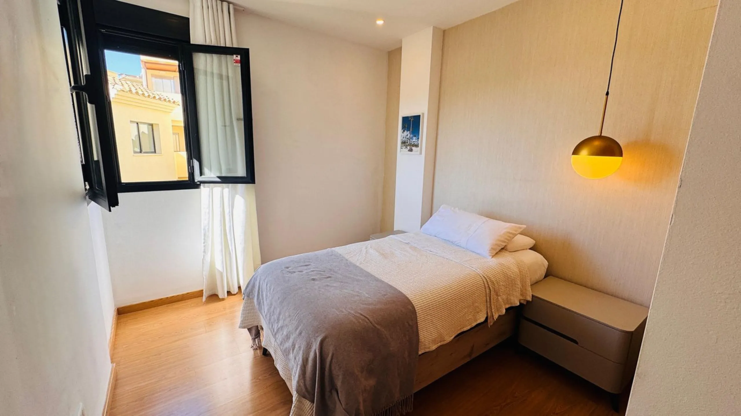 Vollständig renovierte 2-Zimmer-Wohnung mit großer 40-m²-Terrasse – Selwo, Estepona