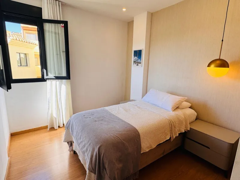 Vollständig renovierte 2-Zimmer-Wohnung mit großer 40-m²-Terrasse – Selwo, Estepona