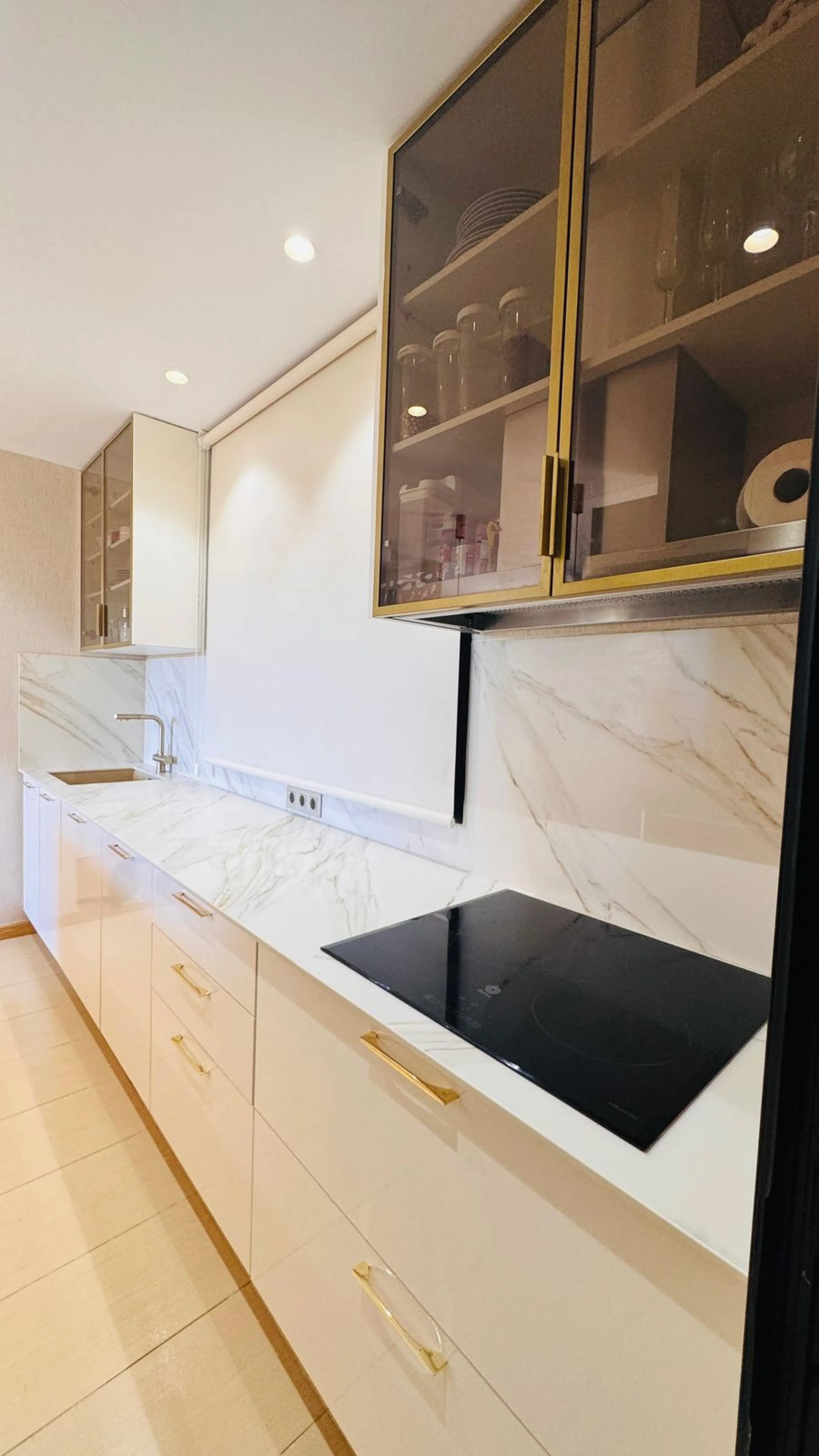 Vollständig renovierte 2-Zimmer-Wohnung mit großer 40-m²-Terrasse – Selwo, Estepona