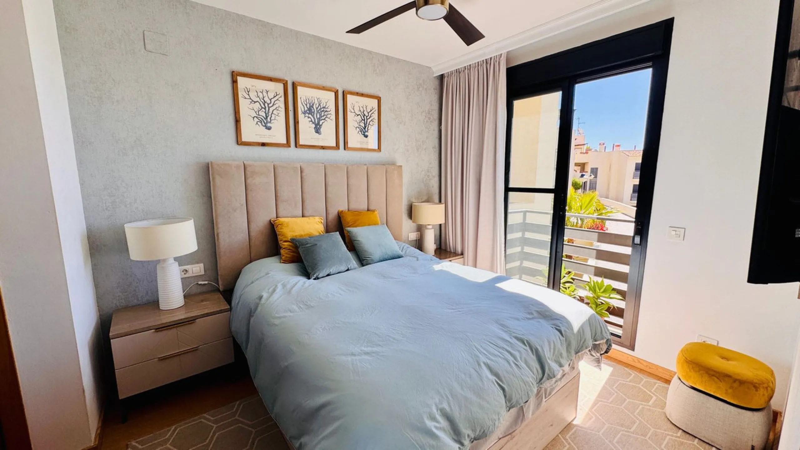 Vollständig renovierte 2-Zimmer-Wohnung mit großer 40-m²-Terrasse – Selwo, Estepona