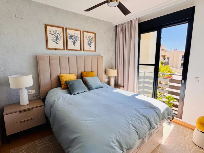 Vollständig renovierte 2-Zimmer-Wohnung mit großer 40-m²-Terrasse – Selwo, Estepona