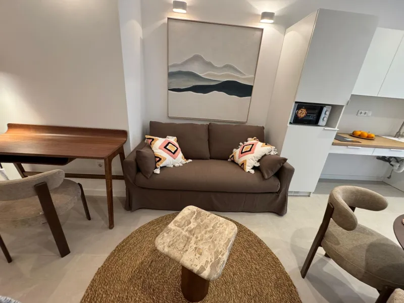 Investment Opportunity – 6 Fully Renovated Apartments Near the Sea in Valencia