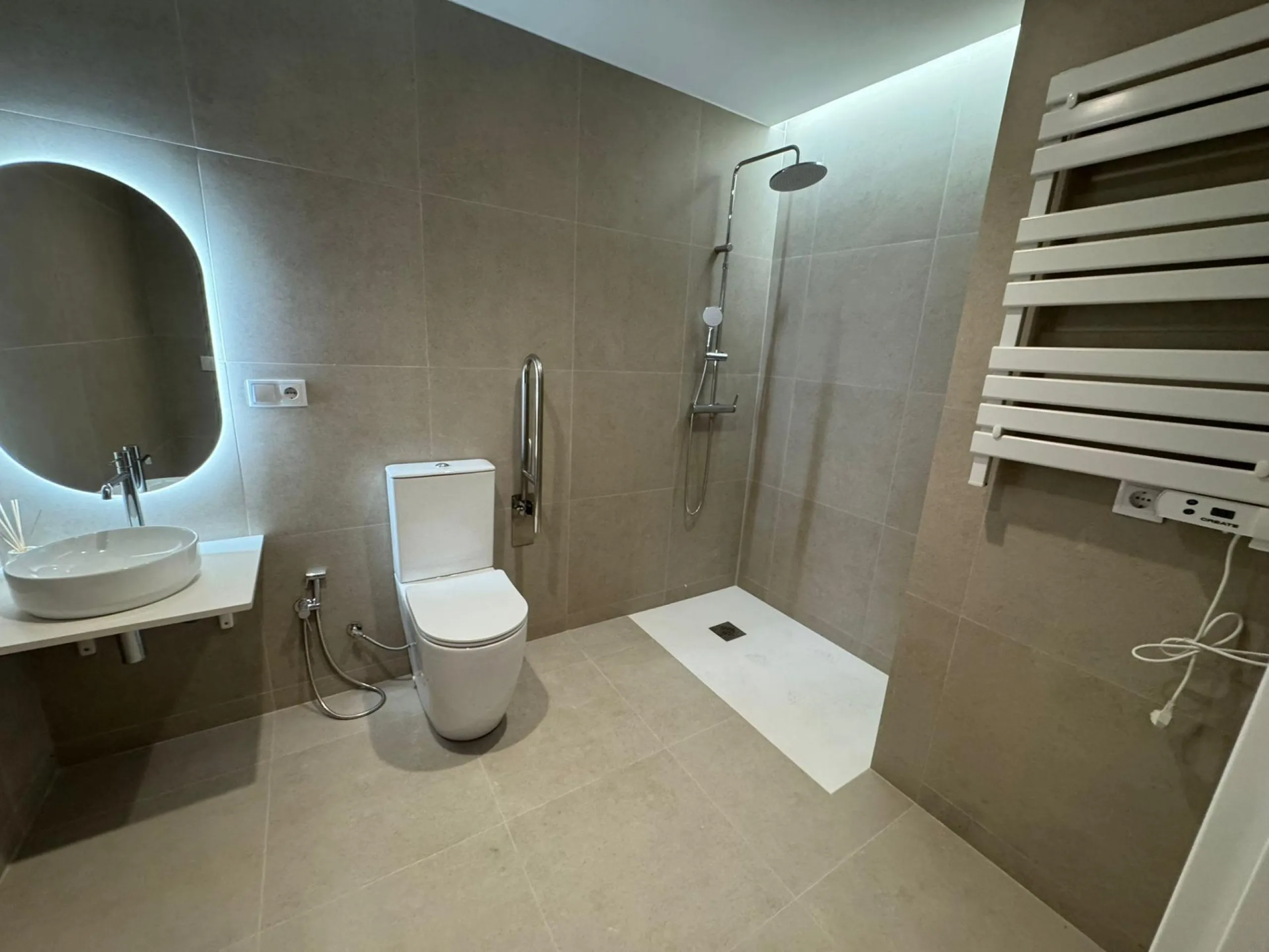 Investment Opportunity – 6 Fully Renovated Apartments Near the Sea in Valencia