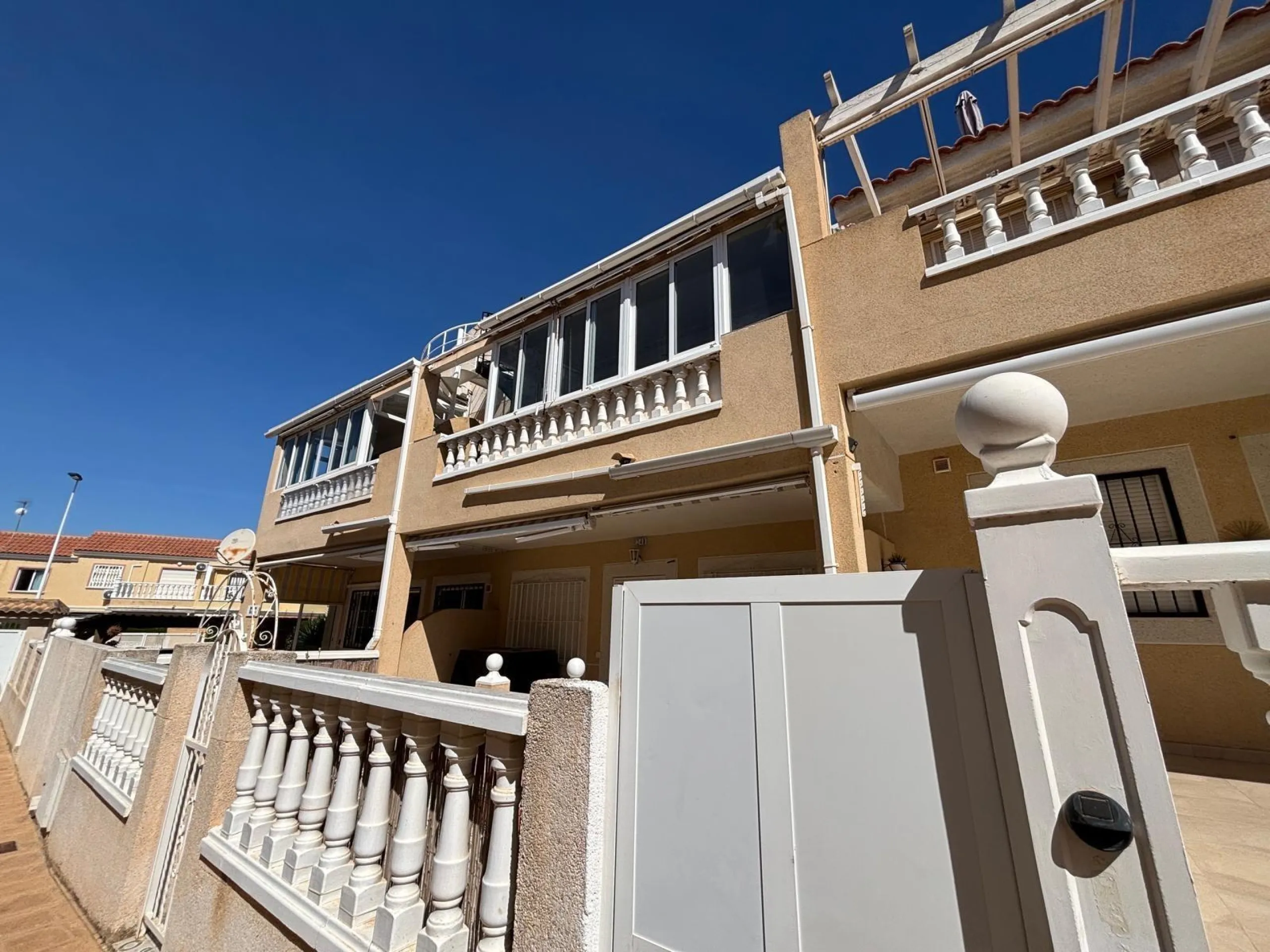 Upper Floor Bungalow with Private Solarium and South Orientation in Aguas Nuevas