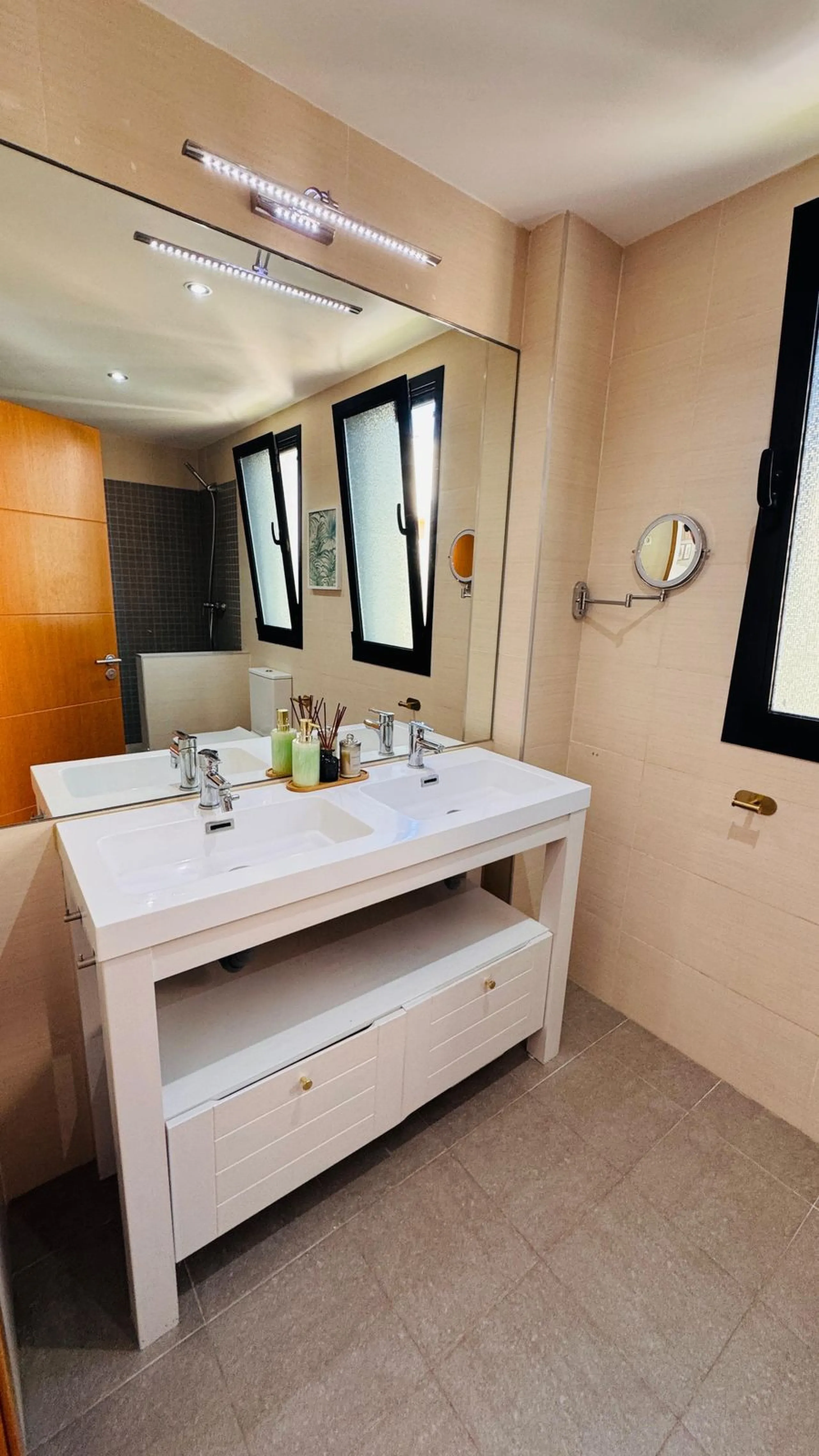 Vollständig renovierte 2-Zimmer-Wohnung mit großer 40-m²-Terrasse – Selwo, Estepona