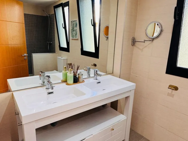 Vollständig renovierte 2-Zimmer-Wohnung mit großer 40-m²-Terrasse – Selwo, Estepona