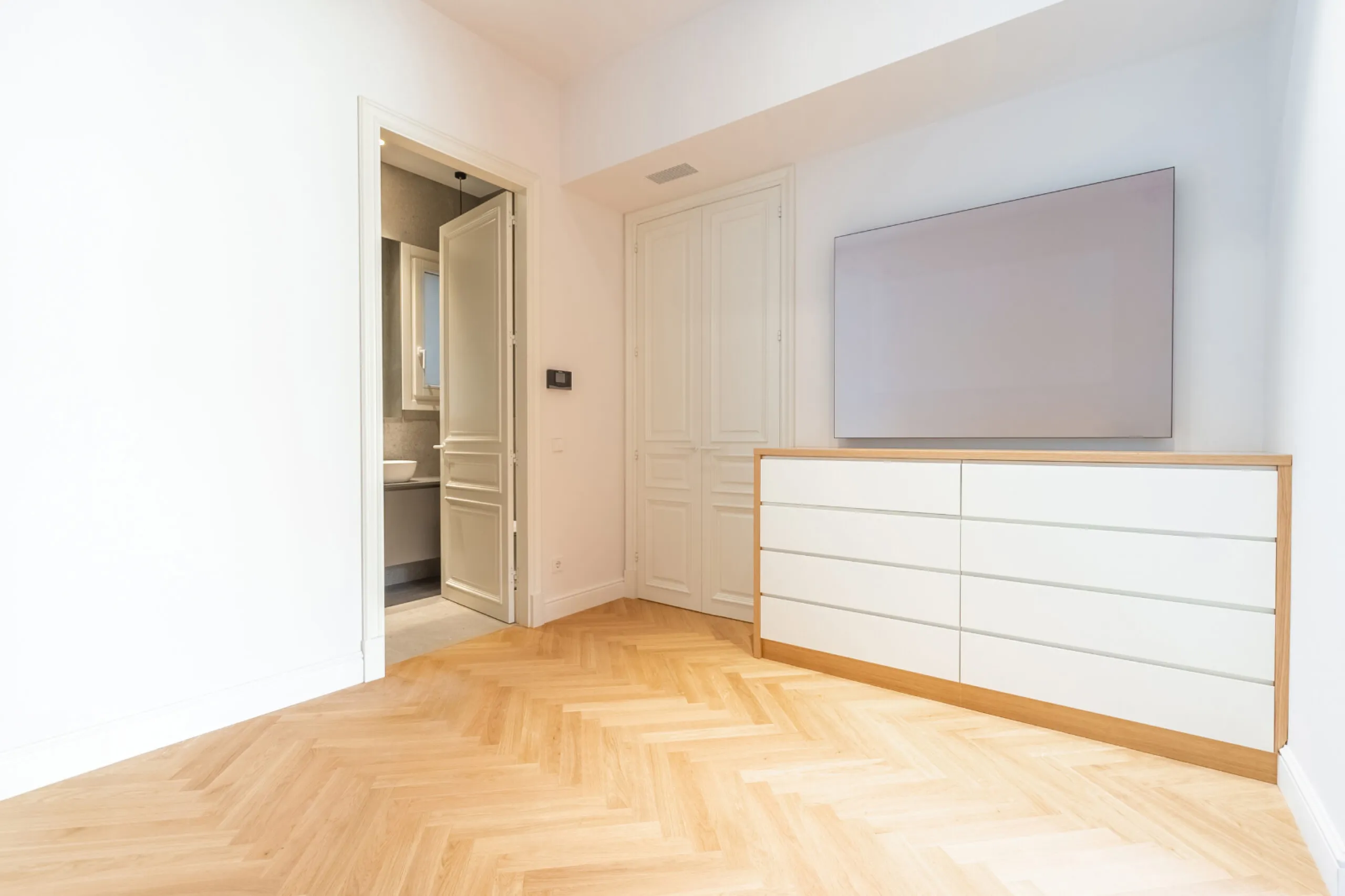 High-End Apartment in Barcelona’s Historic Center, Steps from Las Ramblas