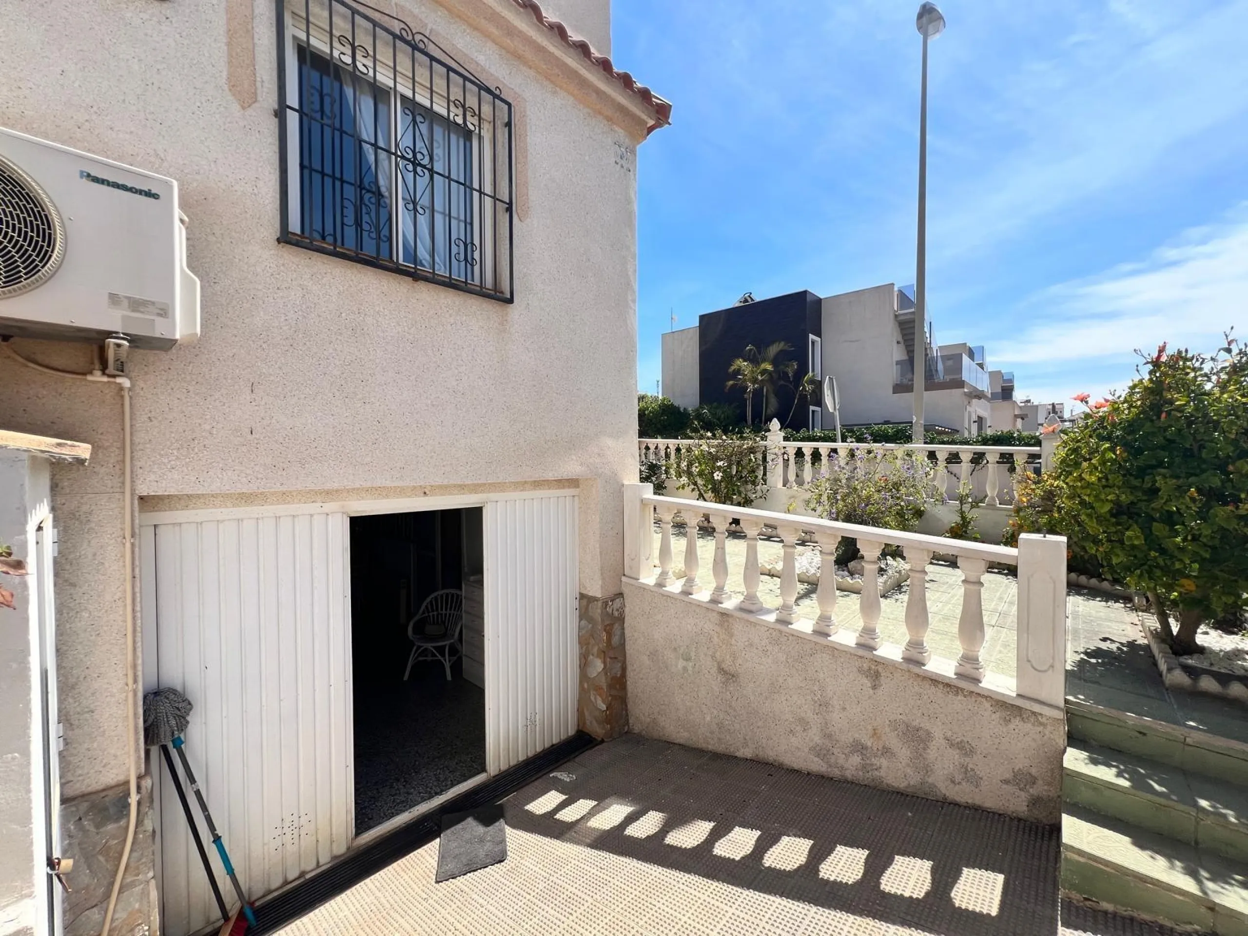 Amplio adosado en esquina en venta en Torre del Moro
