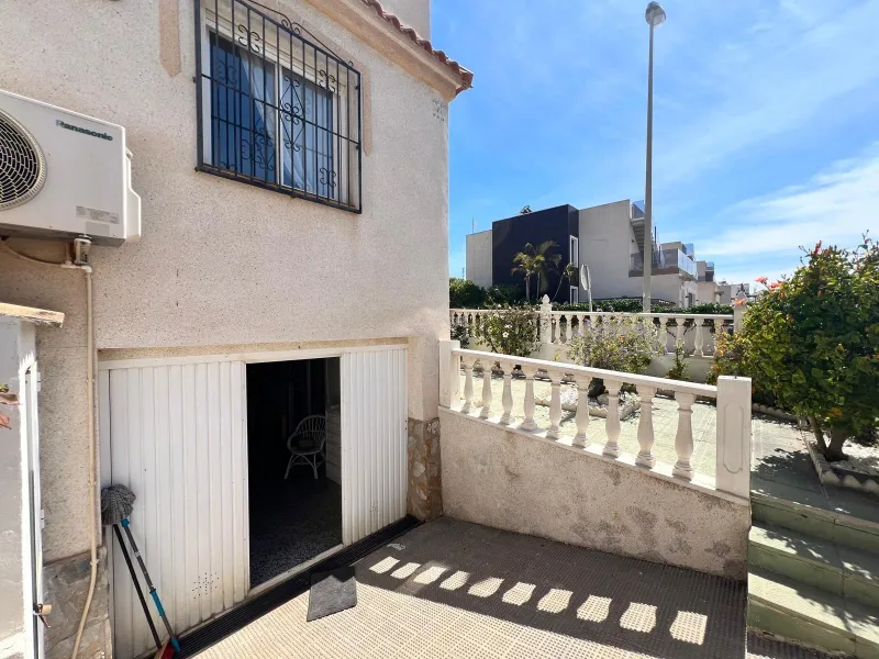 Amplio adosado en esquina en venta en Torre del Moro
