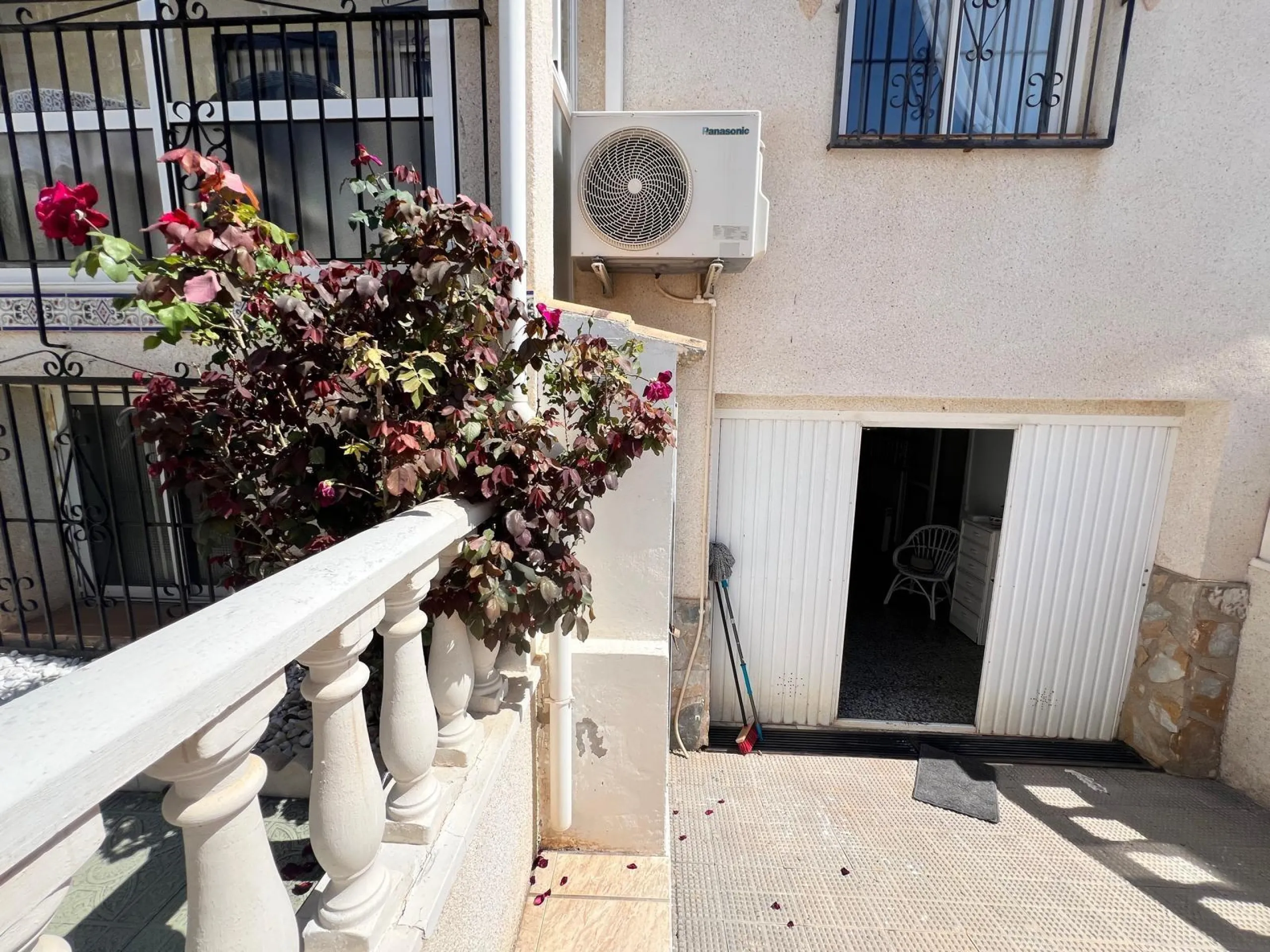 Amplio adosado en esquina en venta en Torre del Moro
