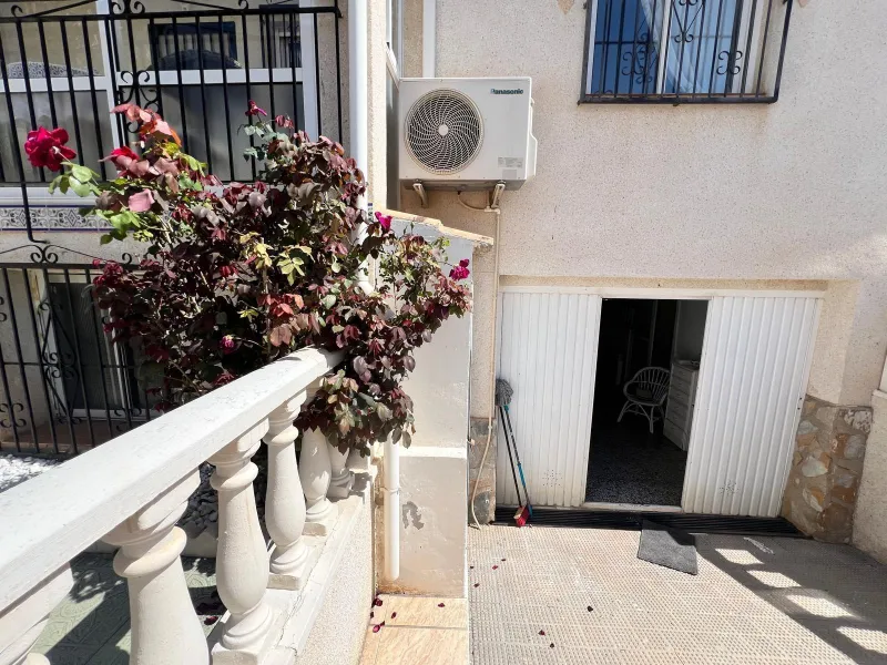 Amplio adosado en esquina en venta en Torre del Moro
