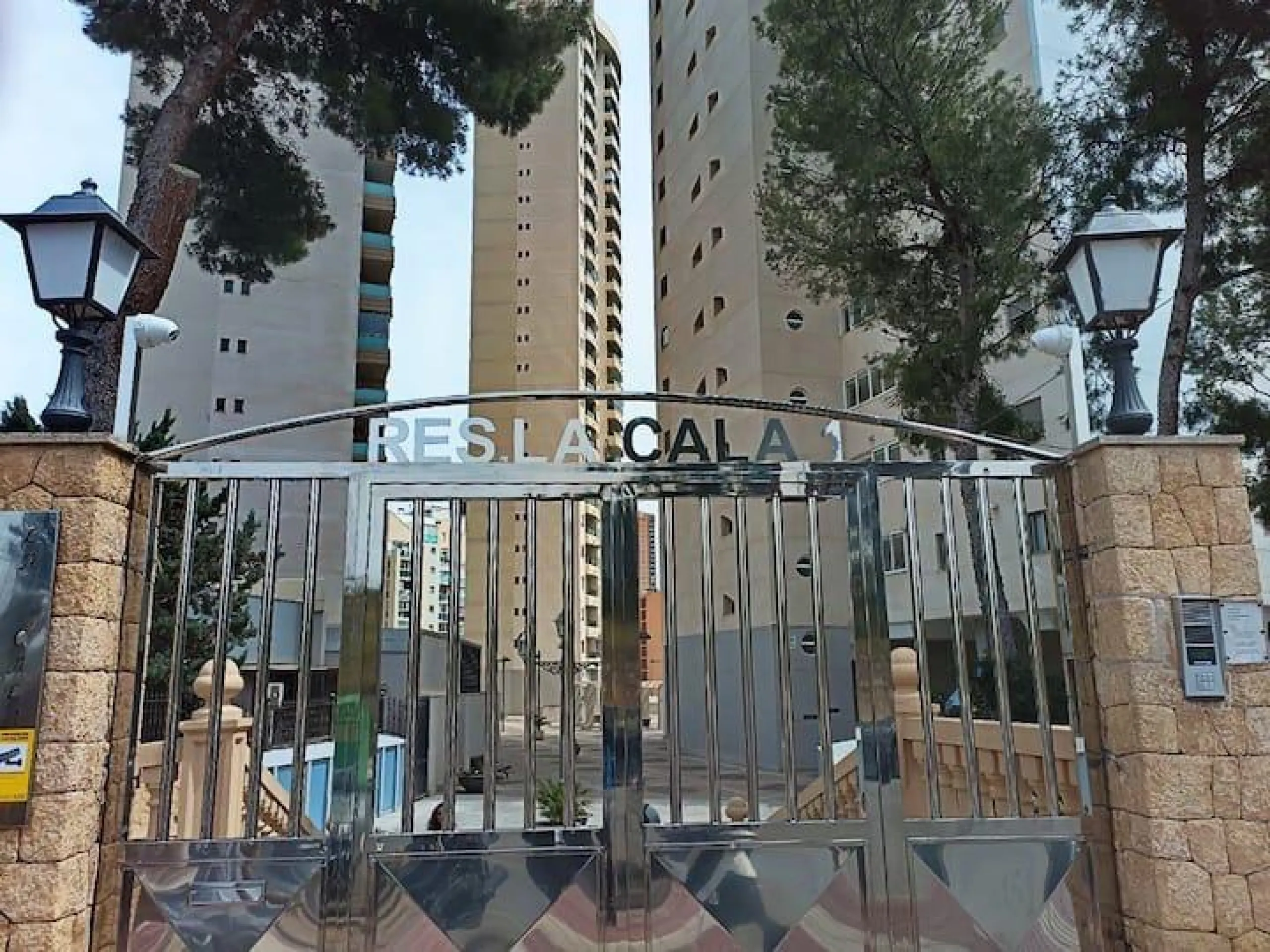 Opportunity in La Cala de Finestrat: Apartment in a Mediterranean Bay near Benidorm** 🏠✨