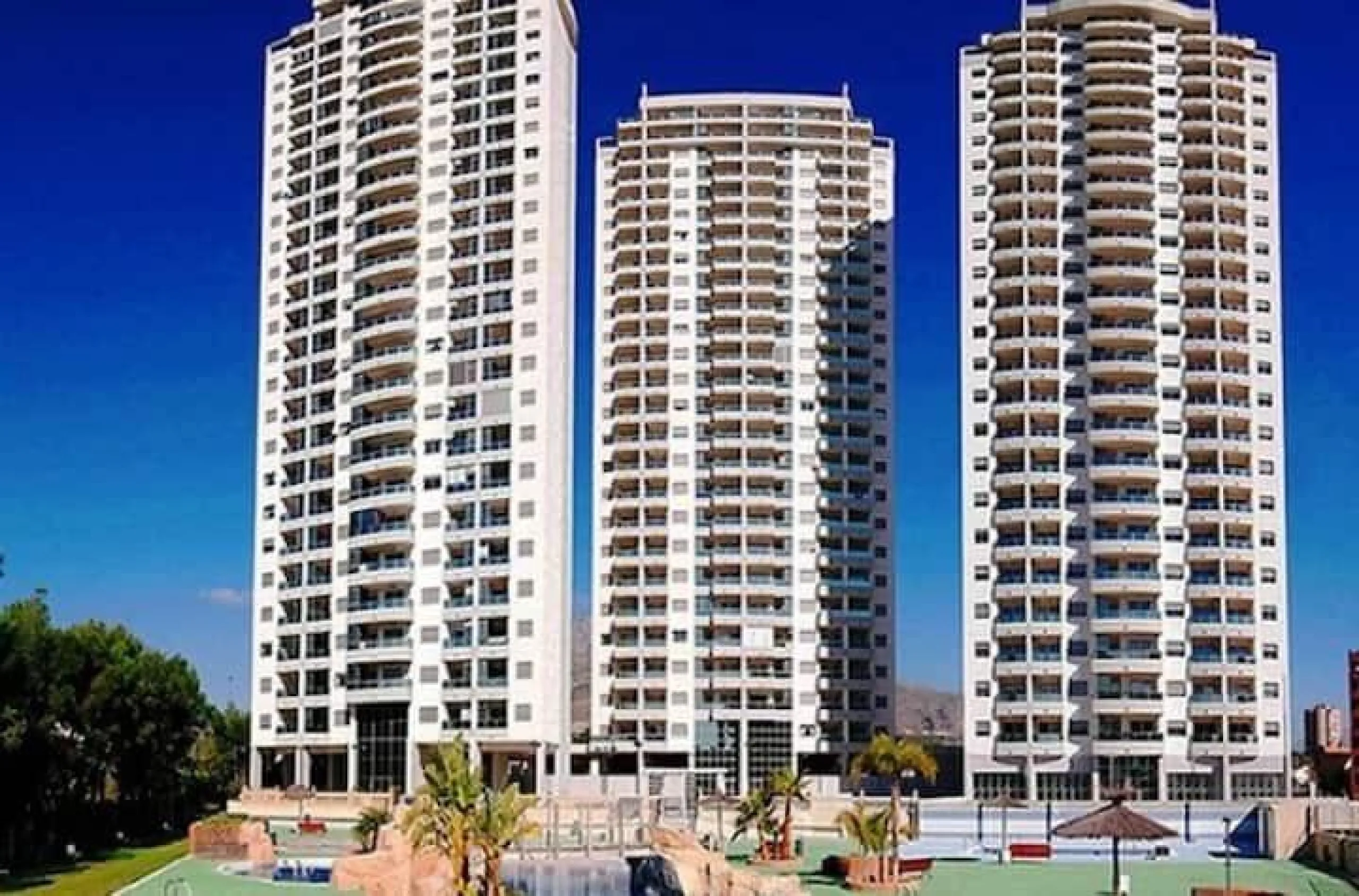 Opportunity in La Cala de Finestrat: Apartment in a Mediterranean Bay near Benidorm** 🏠✨