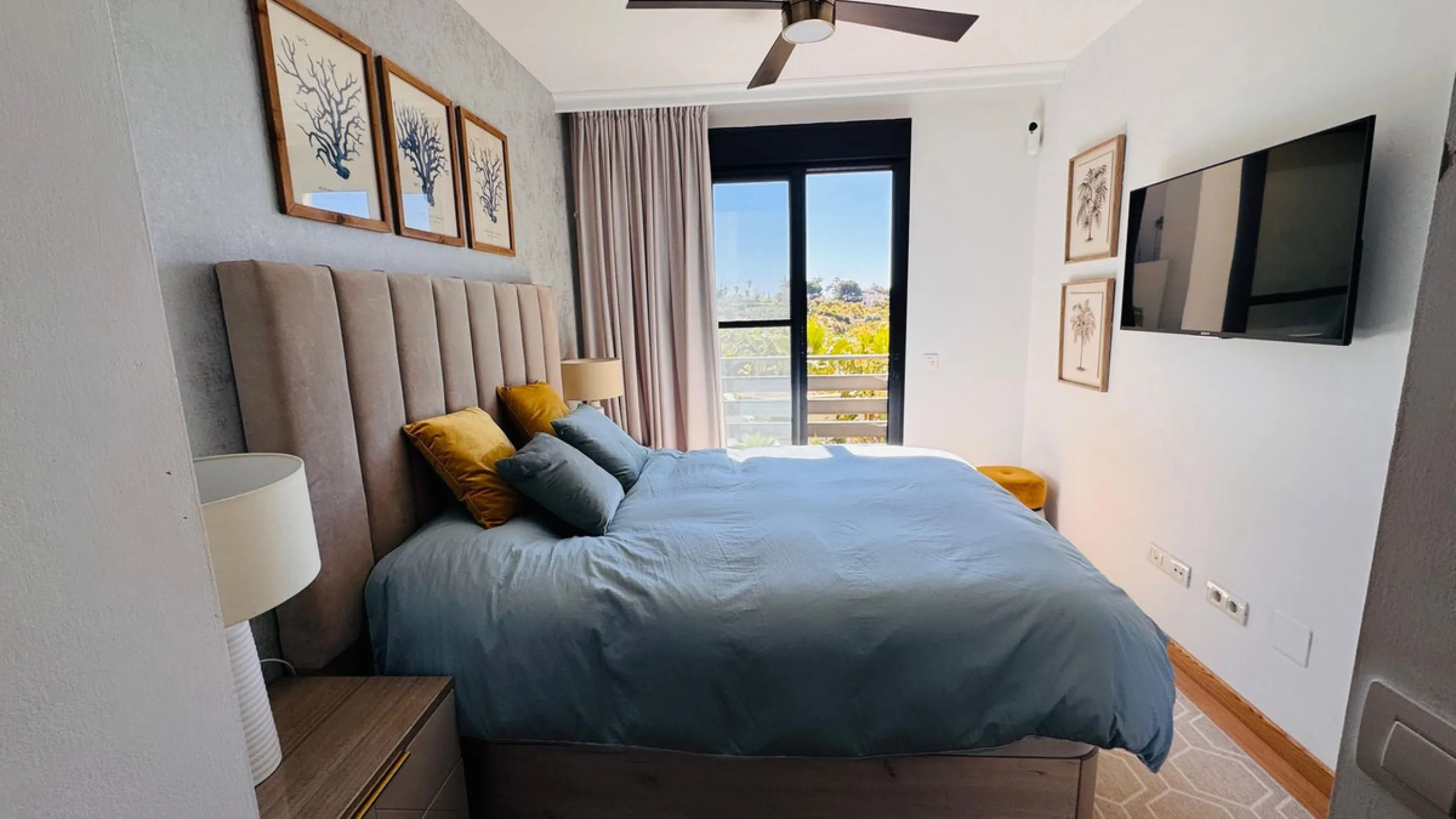 Vollständig renovierte 2-Zimmer-Wohnung mit großer 40-m²-Terrasse – Selwo, Estepona
