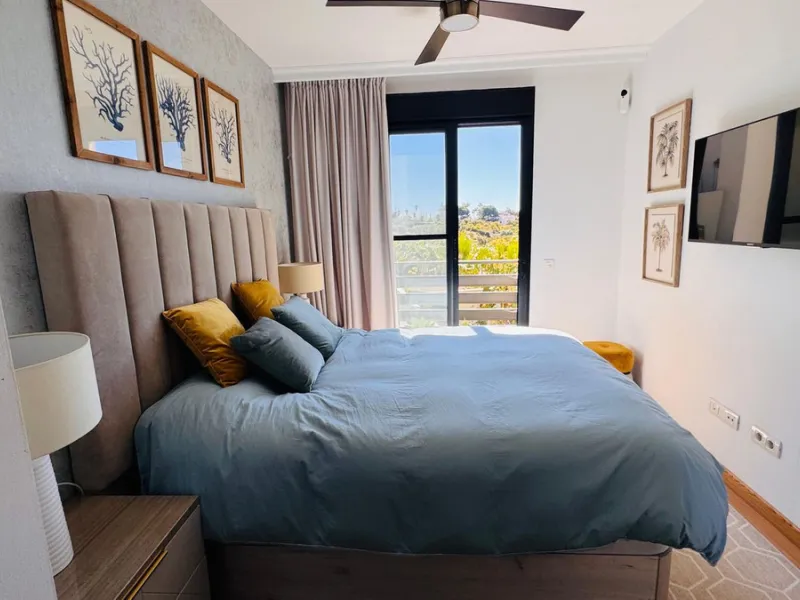 Vollständig renovierte 2-Zimmer-Wohnung mit großer 40-m²-Terrasse – Selwo, Estepona
