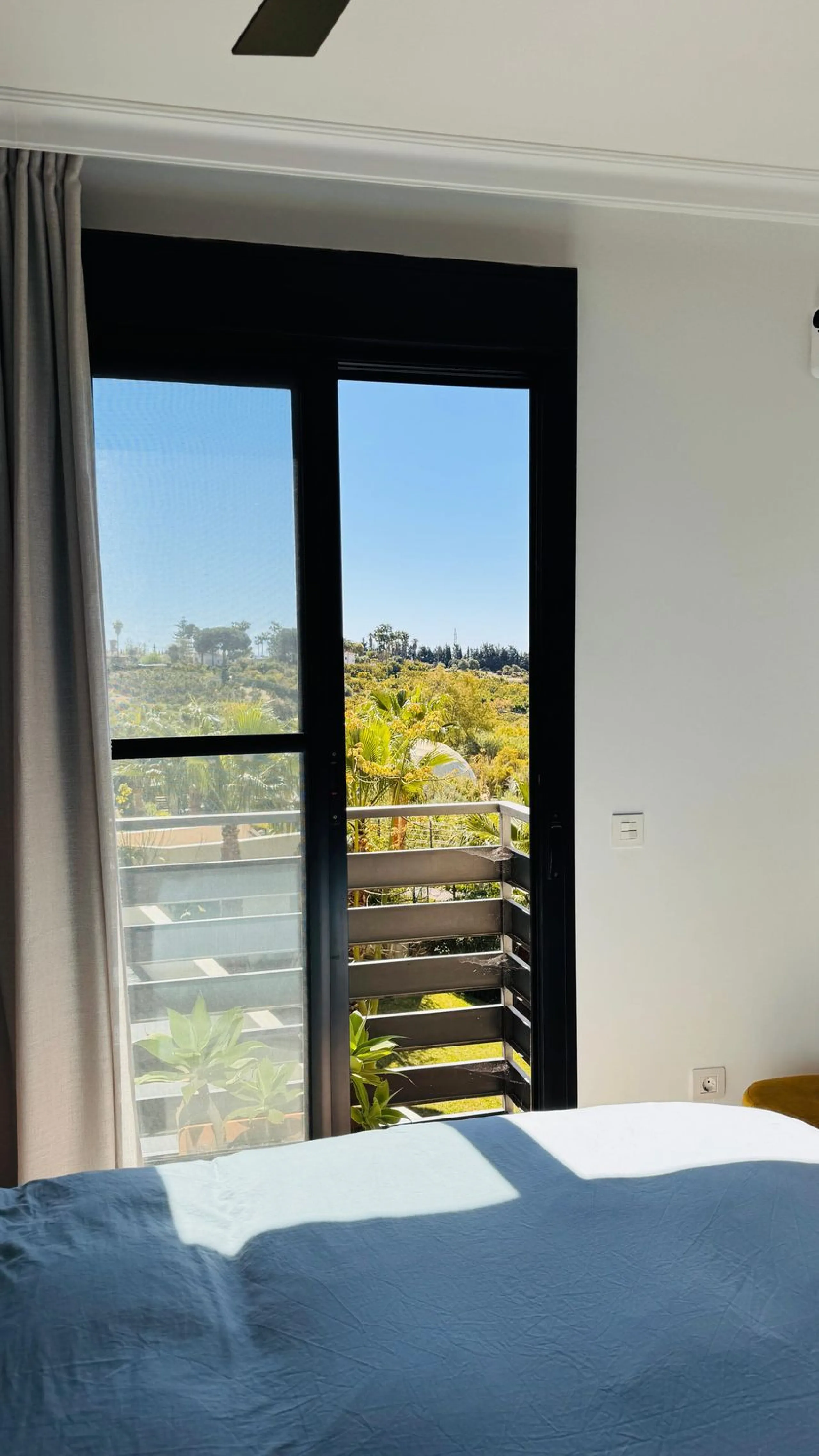 Vollständig renovierte 2-Zimmer-Wohnung mit großer 40-m²-Terrasse – Selwo, Estepona