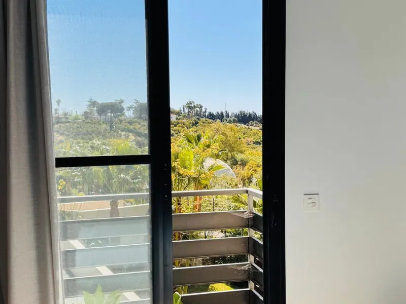 Vollständig renovierte 2-Zimmer-Wohnung mit großer 40-m²-Terrasse – Selwo, Estepona