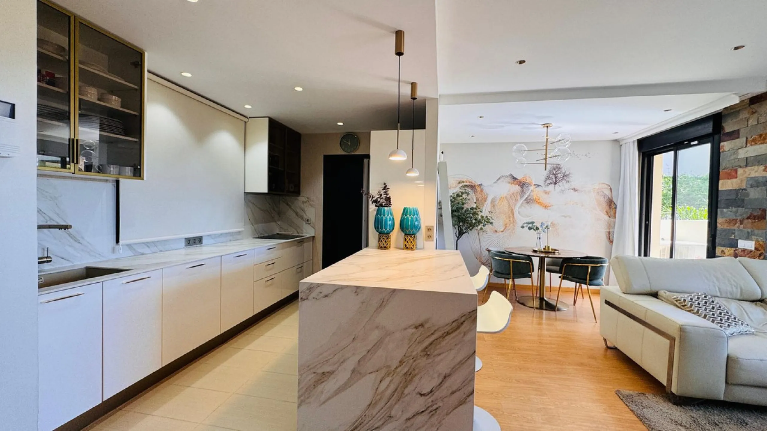Vollständig renovierte 2-Zimmer-Wohnung mit großer 40-m²-Terrasse – Selwo, Estepona