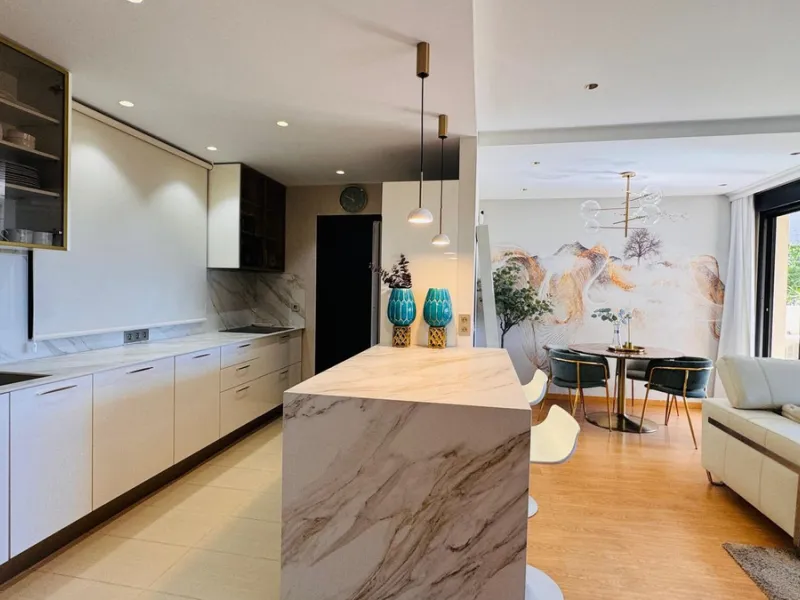 Vollständig renovierte 2-Zimmer-Wohnung mit großer 40-m²-Terrasse – Selwo, Estepona