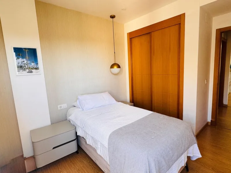 Vollständig renovierte 2-Zimmer-Wohnung mit großer 40-m²-Terrasse – Selwo, Estepona