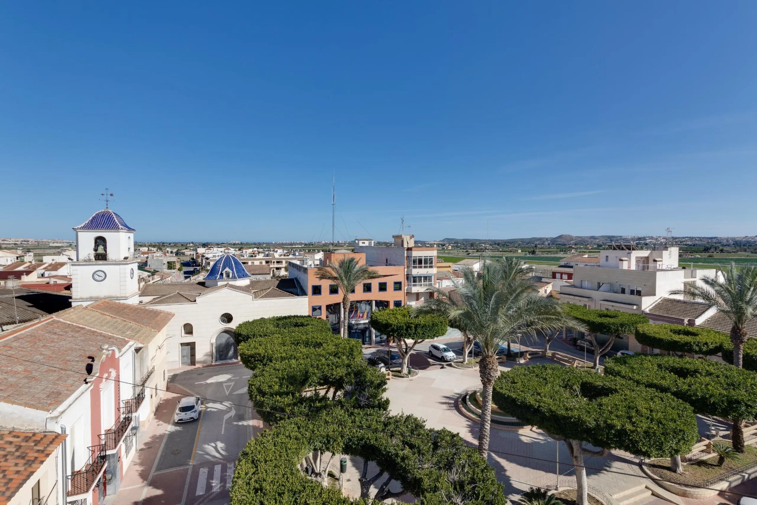 RENOVADO EDIFICIO EN SAN FULGENCIO CON APARTAMENTOS DE 1 DORM. 2 DORM. 3 DORM. DE 52 M2 A 93 M2. CON PISCINA COMUN.