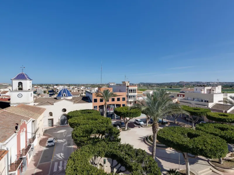 RENOVADO EDIFICIO EN SAN FULGENCIO CON APARTAMENTOS DE 1 DORM. 2 DORM. 3 DORM. DE 52 M2 A 93 M2. CON PISCINA COMUN.