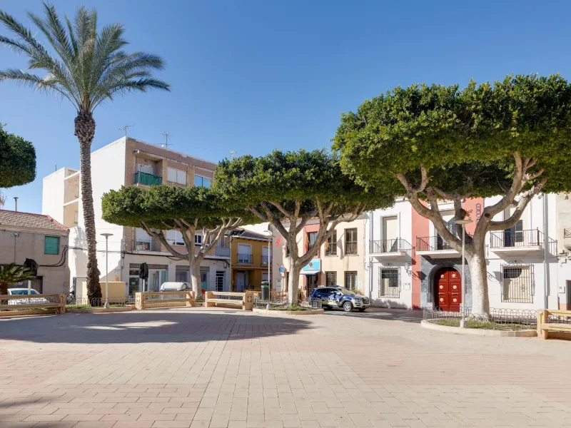RENOVADO EDIFICIO EN SAN FULGENCIO CON APARTAMENTOS DE 1 DORM. 2 DORM. 3 DORM. DE 52 M2 A 93 M2. CON PISCINA COMUN.