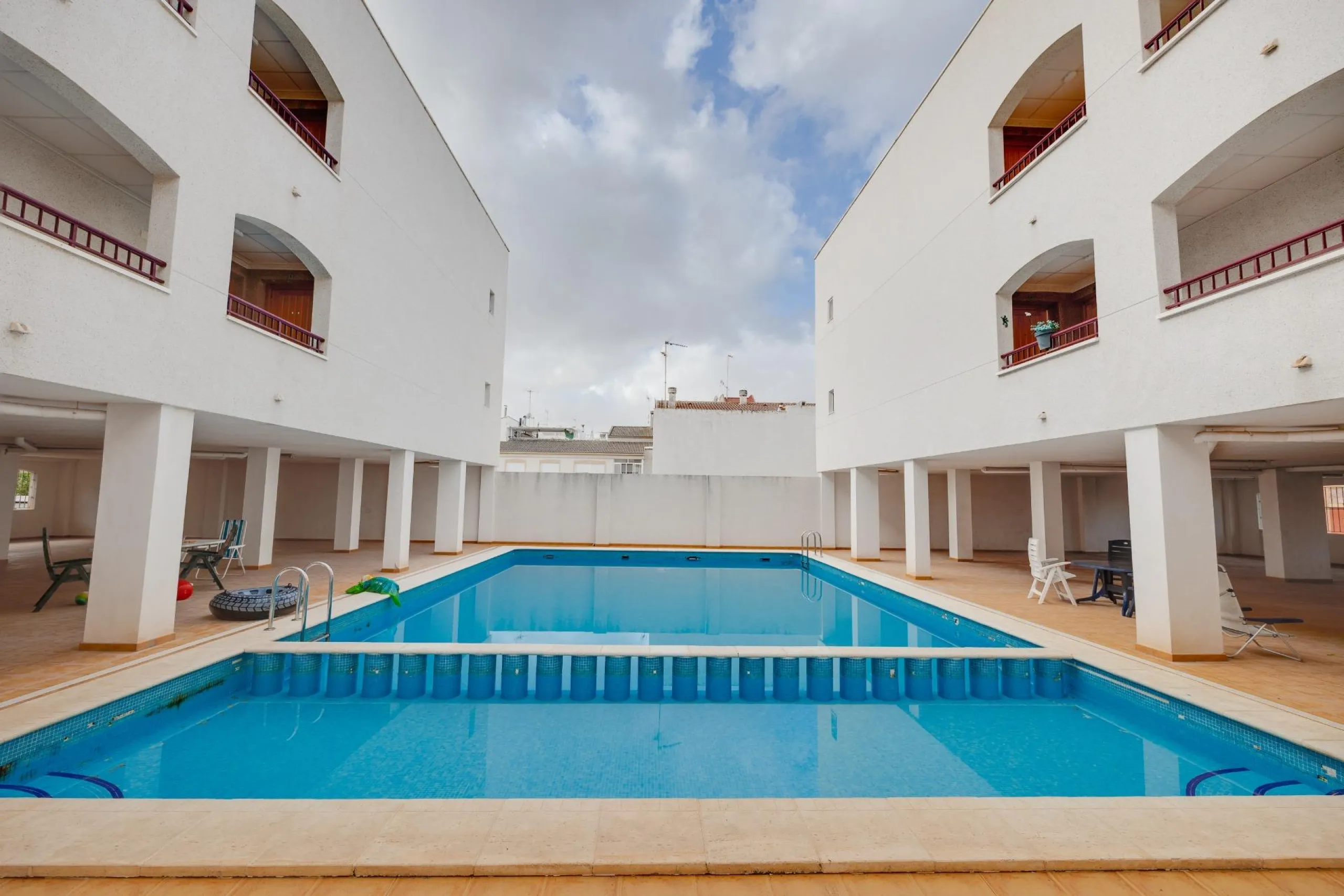 RENOVADO EDIFICIO EN SAN FULGENCIO CON APARTAMENTOS DE 1 DORM. 2 DORM. 3 DORM. DE 52 M2 A 93 M2. CON PISCINA COMUN.