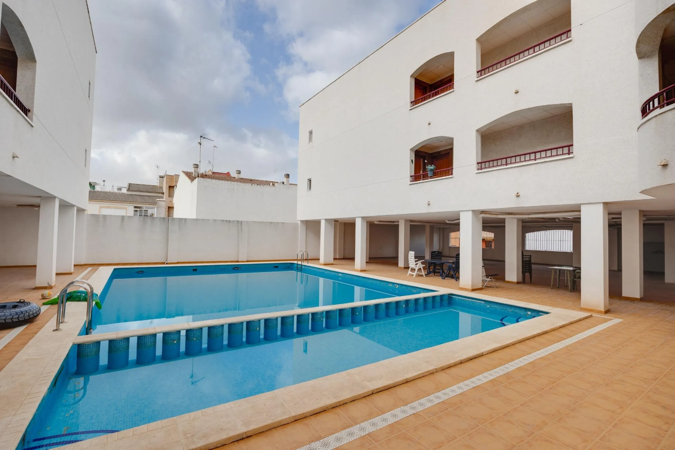 RENOVADO EDIFICIO EN SAN FULGENCIO CON APARTAMENTOS DE 1 DORM. 2 DORM. 3 DORM. DE 52 M2 A 93 M2. CON PISCINA COMUN.